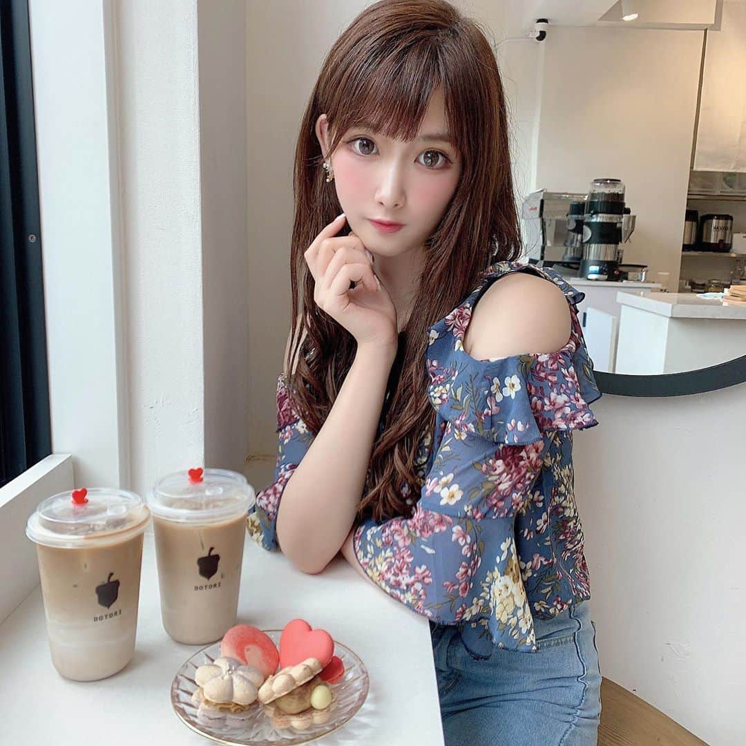 ゆうめろさんのインスタグラム写真 - (ゆうめろInstagram)「・ ・ 花の形をしたミルクティー味が美味しかった🍼♡ もっと他の味も食べてみたいな〜！ みんなは何味のマカロンが好き🥰？？ ・ #dotorimacaron #代官山カフェ」9月23日 21時12分 - yk.o0