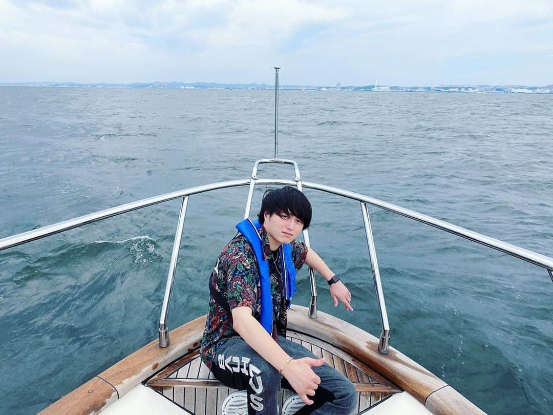 竹中雄大さんのインスタグラム写真 - (竹中雄大Instagram)「夏の終わりを満喫🛥 今年はあまり夏らしいことができなかったので、最後に大好きな船に乗れてよかった〜。  #生憎の天気で #サンセット #見れず #涙  #来年こそは #綺麗なサンセットを見たい  #実は #船が大好きで #5年連続くらい #乗ってる  #将来 #船 #買いたい #だから #音楽 #頑張ろう  #4枚目は #飛び出しそうな #竹中雄大  #sea #ship #cruise #cruising #summer」9月23日 21時17分 - yudai_vo