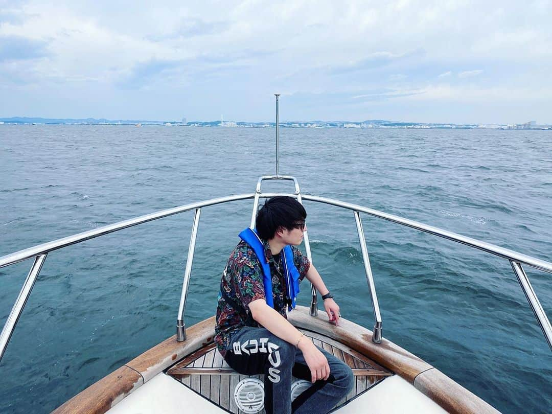 竹中雄大さんのインスタグラム写真 - (竹中雄大Instagram)「夏の終わりを満喫🛥 今年はあまり夏らしいことができなかったので、最後に大好きな船に乗れてよかった〜。  #生憎の天気で #サンセット #見れず #涙  #来年こそは #綺麗なサンセットを見たい  #実は #船が大好きで #5年連続くらい #乗ってる  #将来 #船 #買いたい #だから #音楽 #頑張ろう  #4枚目は #飛び出しそうな #竹中雄大  #sea #ship #cruise #cruising #summer」9月23日 21時17分 - yudai_vo