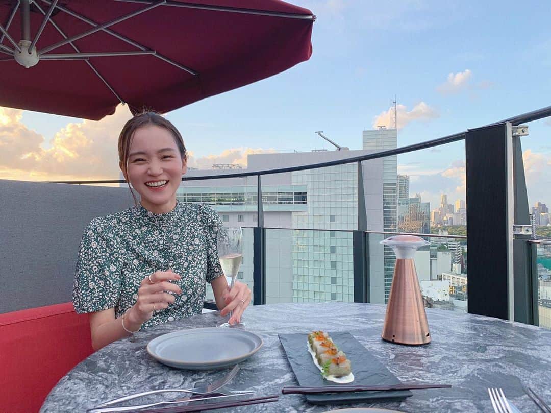 遠藤瞳のインスタグラム：「気持ちだけシンガポール🇸🇬🥂 夕陽も夜景も美しや✨ お外で過ごすのが心地いい ちょうどいい季節に なりましたな😌🍃  #shibuya  #celavi」