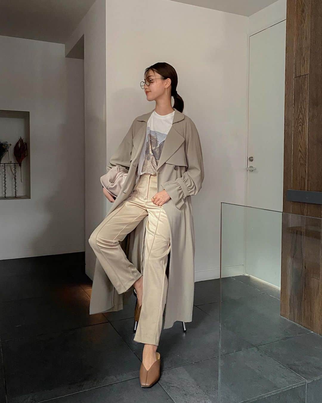 影山可蓮のインスタグラム：「・ ・ Autumn outfit🌾 ・ ・ 🏷 OUTER @lagunamoon_com  TOPS/PANTS @akte_official  BAG @giannichiarini_jp  ・ ・ 昨日に引き続きこれから着たい秋コーデ！今年はいまっぽくオリーブっぽい色味のトレンチをチェックしてみました✌🏼フォトティーとベージュアイテムでまとめております😆💕 ・ ・ ・　 #outfit #ootd  #instafashion #lagunamoon  #minimalstyle #minimalfashion #classicstyle #simpleoutfit #everydaylook  #コーデ #コーディネート #今日のコーデ #私服  #karen_k_outfit」
