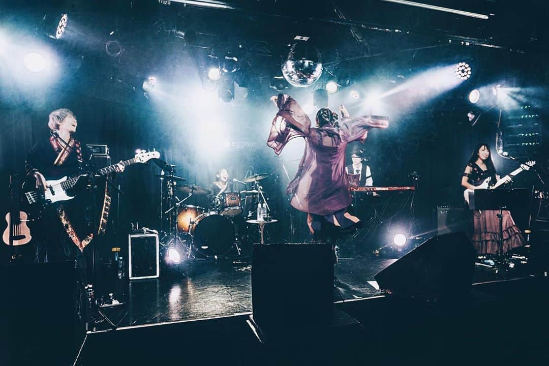yucat（加藤有加利）さんのインスタグラム写真 - (yucat（加藤有加利）Instagram)「PARALLEL ONLINE LIVE 2020 ～ただいま。おかえり。そしてその先へ～ #渋谷eggman  2020.9.18  無観客生配信ではありましたが9ヶ月ぶりのワンマンライブ。 やっと、あぁ…私…生きてる！！って実感した楽しい音楽の時間でした。ありがとうございました!!  やっぱりここが私の居場所。 私の生きる意味。  バンドメンバーやスタッフ、そしてテレビ収録ばりの素晴らしい配信技術をyucatのために気合いを入れて仕込み配信してくださった渋谷eggmanの皆様 たくさんの方に支えられて、配信ワンマンライブが出来たこと幸せに思います。 またここからのライブも模索しながら色々お届けしていきたいです。  Vo. #yucat Gt&Cho&龍笛. #YASHIRO Ba. #萩原みのり Dr. #桝谷マリ Key&Mani. #桑原康輔  Hair &Make by Aki Nakashima（raftel inc.） Photo by リリィ（ririco:ramu）  次回 #無観客生配信 #ワンマンライブ は9周年の10/31（土）開催です🎃  今回の衣装テーマは #祈り #天女 いつもより多めに舞いました🦋 #和装 #和 #ozzonjapan #ozzon #ozz #ozzcroce #ozzoneste #gothic #和ゴス #和テイスト #チャイニーズヘア #お団子カバー #チャイナお団子カバー #livephotography #livephoto」9月23日 21時23分 - yucat1031