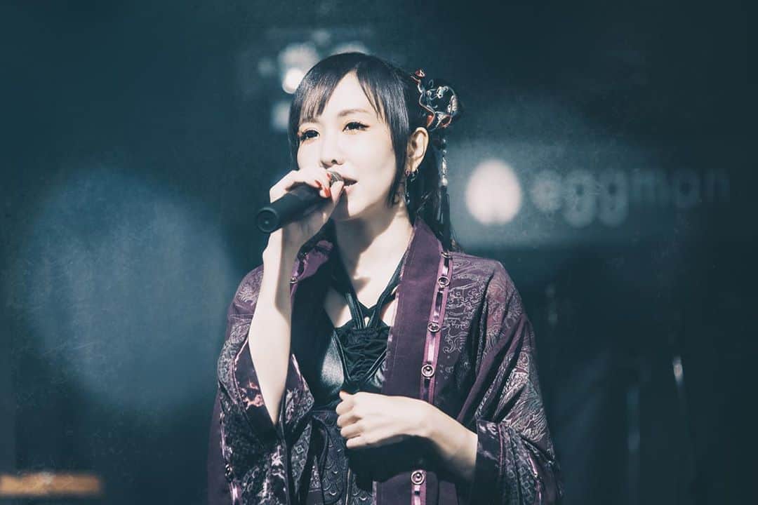 yucat（加藤有加利）さんのインスタグラム写真 - (yucat（加藤有加利）Instagram)「PARALLEL ONLINE LIVE 2020 ～ただいま。おかえり。そしてその先へ～ #渋谷eggman  2020.9.18  無観客生配信ではありましたが9ヶ月ぶりのワンマンライブ。 やっと、あぁ…私…生きてる！！って実感した楽しい音楽の時間でした。ありがとうございました!!  やっぱりここが私の居場所。 私の生きる意味。  バンドメンバーやスタッフ、そしてテレビ収録ばりの素晴らしい配信技術をyucatのために気合いを入れて仕込み配信してくださった渋谷eggmanの皆様 たくさんの方に支えられて、配信ワンマンライブが出来たこと幸せに思います。 またここからのライブも模索しながら色々お届けしていきたいです。  Vo. #yucat Gt&Cho&龍笛. #YASHIRO Ba. #萩原みのり Dr. #桝谷マリ Key&Mani. #桑原康輔  Hair &Make by Aki Nakashima（raftel inc.） Photo by リリィ（ririco:ramu）  次回 #無観客生配信 #ワンマンライブ は9周年の10/31（土）開催です🎃  今回の衣装テーマは #祈り #天女 いつもより多めに舞いました🦋 #和装 #和 #ozzonjapan #ozzon #ozz #ozzcroce #ozzoneste #gothic #和ゴス #和テイスト #チャイニーズヘア #お団子カバー #チャイナお団子カバー #livephotography #livephoto」9月23日 21時23分 - yucat1031