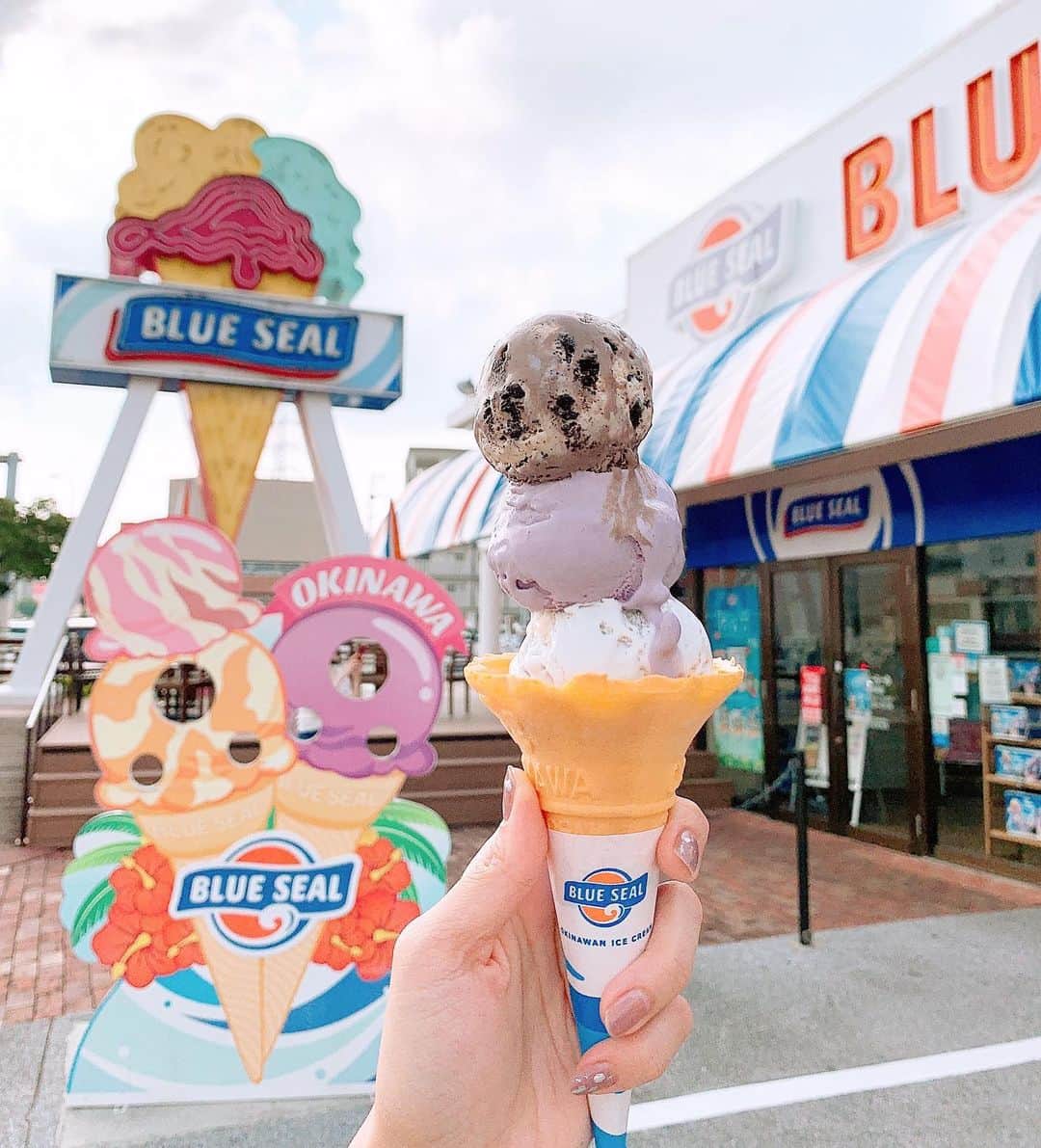 Yukaのインスタグラム：「ブルーシール🍨BLUE SEAL ちょっと前に沖縄に行ってきた。 東京にもたくさんあるけど、沖縄で初めてブルーシール食べた笑笑 暑いから2日連続トリップのやつ頼んだ 6種類のフレーバー💕 沖縄田芋チーズケーキ、琉球ローヤルミルクティー、ウベ、シークヮーサーシャーベット、ショコラクッキースワール、サトウキビ 普通に美味しかったけど、やっぱり私はサーティワンの方が好き🥺 沖縄のブルーシールの店めちゃくちゃ可愛かったよー 最後の一枚は空港の売店で買ったやつ ウベとピスタチオのミックスアイスバー 外はチョコだから死ぬほど甘かった😔😔 - 夏天都結束了前陣子去沖繩玩的照片還沒發 趕快來補一下😅😅😅 雖然東京分店也不少，但我卻是第一次吃BLUE SEAL 連兩天都點了三球的，選了六種不同口味 沖繩芋頭起士蛋糕、琉球皇家奶茶、紅山芋、金桔、巧克力餅乾、蔗糖 口味都滿特別好吃的，但我還是比較喜歡31冰淇淋🥺 男友吃了也說他覺得31完勝哈哈😄 但去了三四間店，每間都好美式好好拍☺️ 沖繩熱到走到戶外的瞬間冰就融化了😂😂😂 最後一張的冰棒是在機場買的 是紅山芋跟開心果口味 外面是巧克力脆片，甜到不行😭 - #okinawa#okinawajapan#okinawatravel#okinawatrip#icecream#blueseal#沖縄#沖縄旅行#沖縄グルメ#沖縄カフェ#沖縄観光#沖縄好きな人と繋がりたい#アイスクリーム#ブルーシール#ブルーシールアイス#ブルーシール牧港本店#インスタ映え#夏#夏休み」
