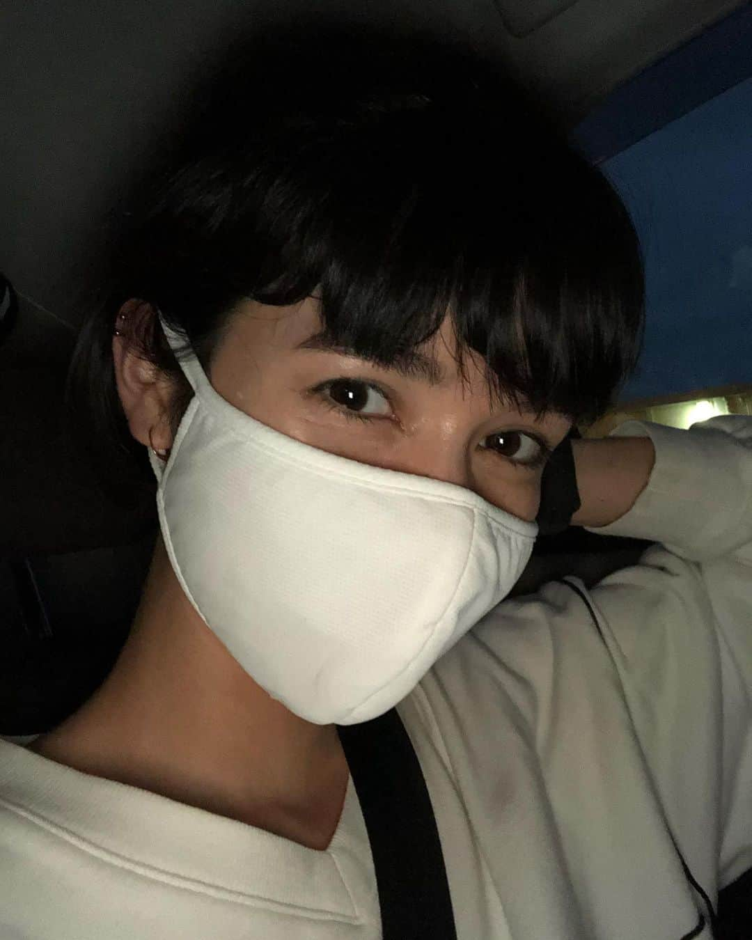 橘モニカのインスタグラム：「I had my first driving lesson and it went well! My butt hurts from sitting for so long but other than that i had fun! . . . . . #happy #drivinglessons #kindanailedit #selfie #shorthair #mask #初運転 #嬉しい #自撮り #ショートヘア」