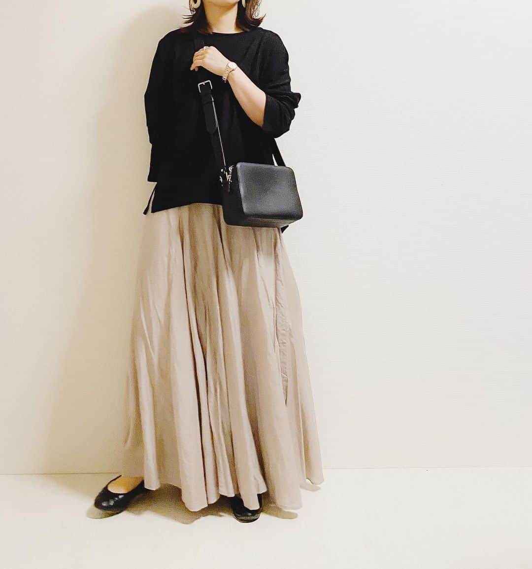aiaiのインスタグラム：「カットソーにマキシフレアスカートの シンプルコーデ。  本革のショルダーバッグは ayaちゃんとI NEED MORE SHOESさんの コラボアイテムでお試しさせて頂きました✨ 見た目はコンパクトですが長財布も 入っちゃう収納力✨W ZIPで開け閉めも しやしくて使いやすいです♡  #pr  @ayaaya0921  @i_need_more_shoes_official  コーデの詳細はブログに書いています ☟☟ http://s.ameblo.jp/aiai987654  #fashion#outfit#style#coordinate#instagood#ootd#pic#instapic#コーデ#コーディネート#スタイリング#プチプラコーデ#本日のコーデ#大人カジュアル#プチプラ  #カジュアル #アラフォー #アラフォーコーデ #アラフォーファッション#スカートコーデ #マキシスカート#ベージュコーデ #ベージュ #ベージュカラー #ワントーンコーデ #フレアスカート」
