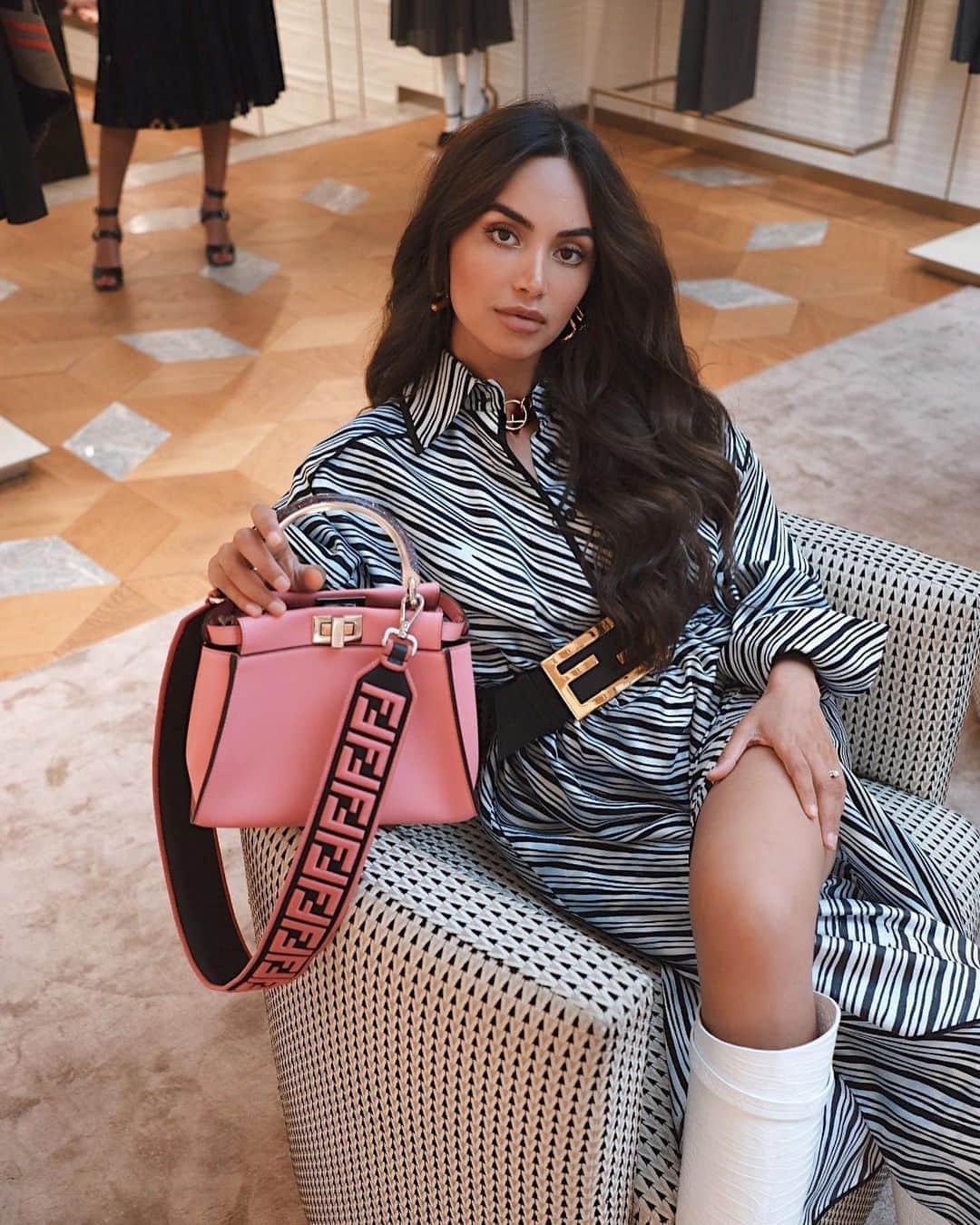 Diipa Büller-Khoslaのインスタグラム：「After a 4 day social media break..Im back ❤️ (& with darker hair 😉) - Loved shooting this project for @fendi in celebration of their #FendiPeekabooBar at the New Bond Street Boutique in London. Also, so excited about the @fendi ss21 show today in Milan. Wish I was there 💕」