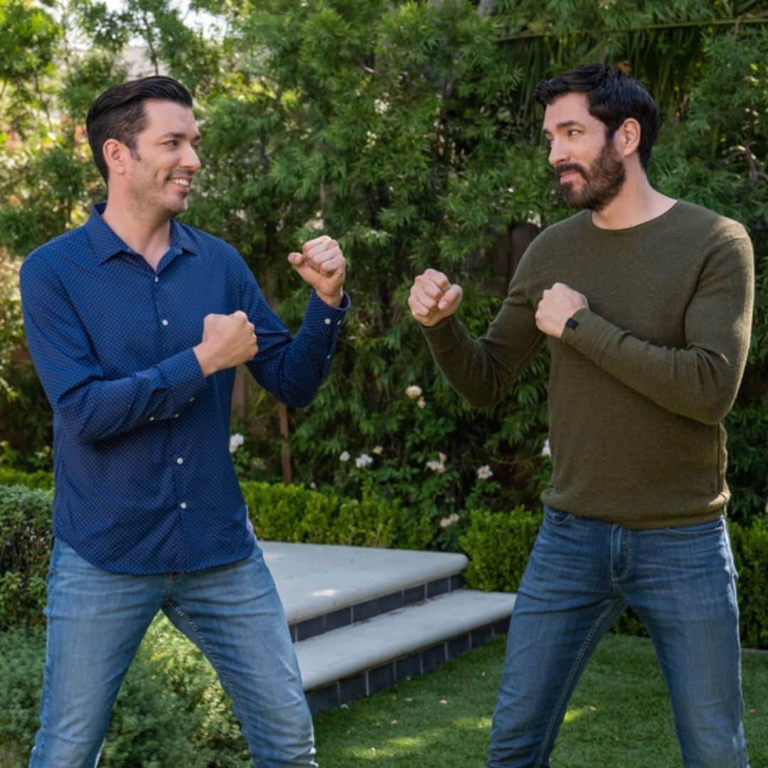 HGTVさんのインスタグラム写真 - (HGTVInstagram)「Now it’s time for the fun challenge. Jonathan and Drew build and design their own bonus spaces on Brother Vs. Brother…tonight at 9|8c.   And tap our #linkinbio for your very own bonus content from the show.」9月23日 21時30分 - hgtv
