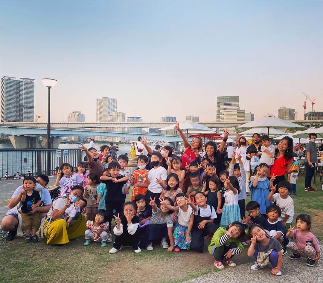 Nazukiさんのインスタグラム写真 - (NazukiInstagram)「🎈Bay Park Family Carnival 🎈 2020.9.21  @this_is_mio_  @naoki_serizawa  オーガナイズイベント✨✨✨  住んでる町でFamily向けイベント開催で、私はダンス制作で携わっていて、2歳から発育ダンスレッスンをやりました✌️  この状況の中だけど、少しずつできる事から初めていかないと、、🥺 今回は野外イベントでしたが、 みんなが笑顔で親子で楽しんでいて、子供達がダンス楽しかったっ〜って言いにきてくれたり🥰全てがHappyな空間で最高に楽しかった💕💕💕  ダンスを通してみんながHappyになれる事を考えるのが好きだなと改めて感じた日だったな✨👍  DJも友達の @djizumi にも参加してもらい、good music👍👍  dance music life happy ✨✨✨✨✨✨✨✨  10月もイベントあるので、是非Familyで遊びに来てください❣️  Thanks to everyone❤️  #dance #ivent #kids #dancer #dj #workshop #2歳から発育ダンス　#0歳から発育ダンス #子連れイベント　#family #ファミリーイベント  #野外イベント」9月23日 21時32分 - nazuki_08