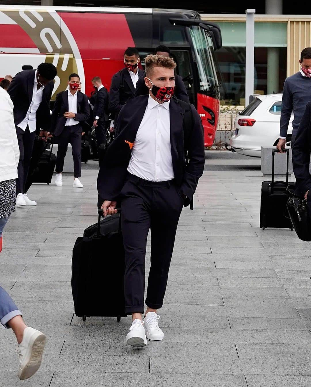 PSVアイントホーフェンさんのインスタグラム写真 - (PSVアイントホーフェンInstagram)「On our way to 🇸🇮 in style 👔 Do you like it guys? 😏 #MURPSV #UEL」9月23日 21時43分 - psv