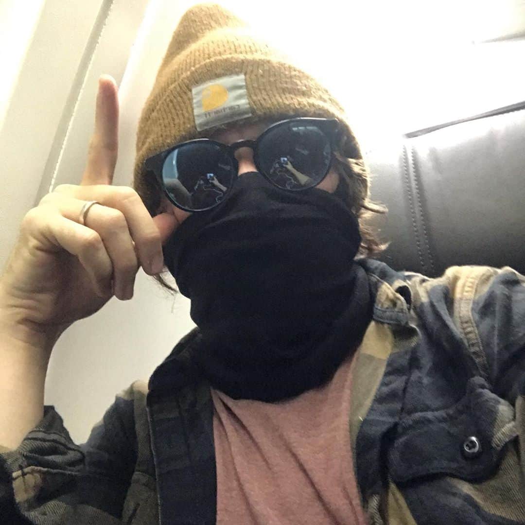 カイル・ガルナーのインスタグラム：「Today we travel.  Wear a mask and if you didn’t do it yesterday register to vote. Also eat your veggies drink plenty of water and be nice to yourself.」