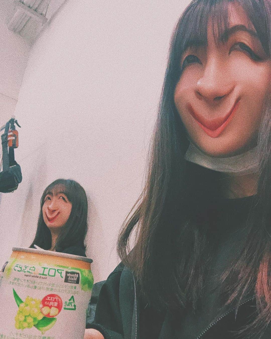 のインスタグラム：「生配信･舞台『君の様に鳥が啼く』 稽古でしたぁぁぁぁぁぁあ☺️❣️ 見逃すことのできないシーンばかりでとても見ていても、演じていても頭フル回転❗ 見沢山の作品。これは嘘なしで、2回見た方が良いと思う。  そんな作品とは思えない、、この自撮りもまた良いでしょう🥺笑  ご予約したい方はぜひぜひDMでも！ TwitterからのURL飛びたい方はそちらでも！ どこからでも受け付けております♡♡  #舞台 #ヒノカサの虜  #フロアトポロジー #生配信 #チケット #まだまだ #受付中」
