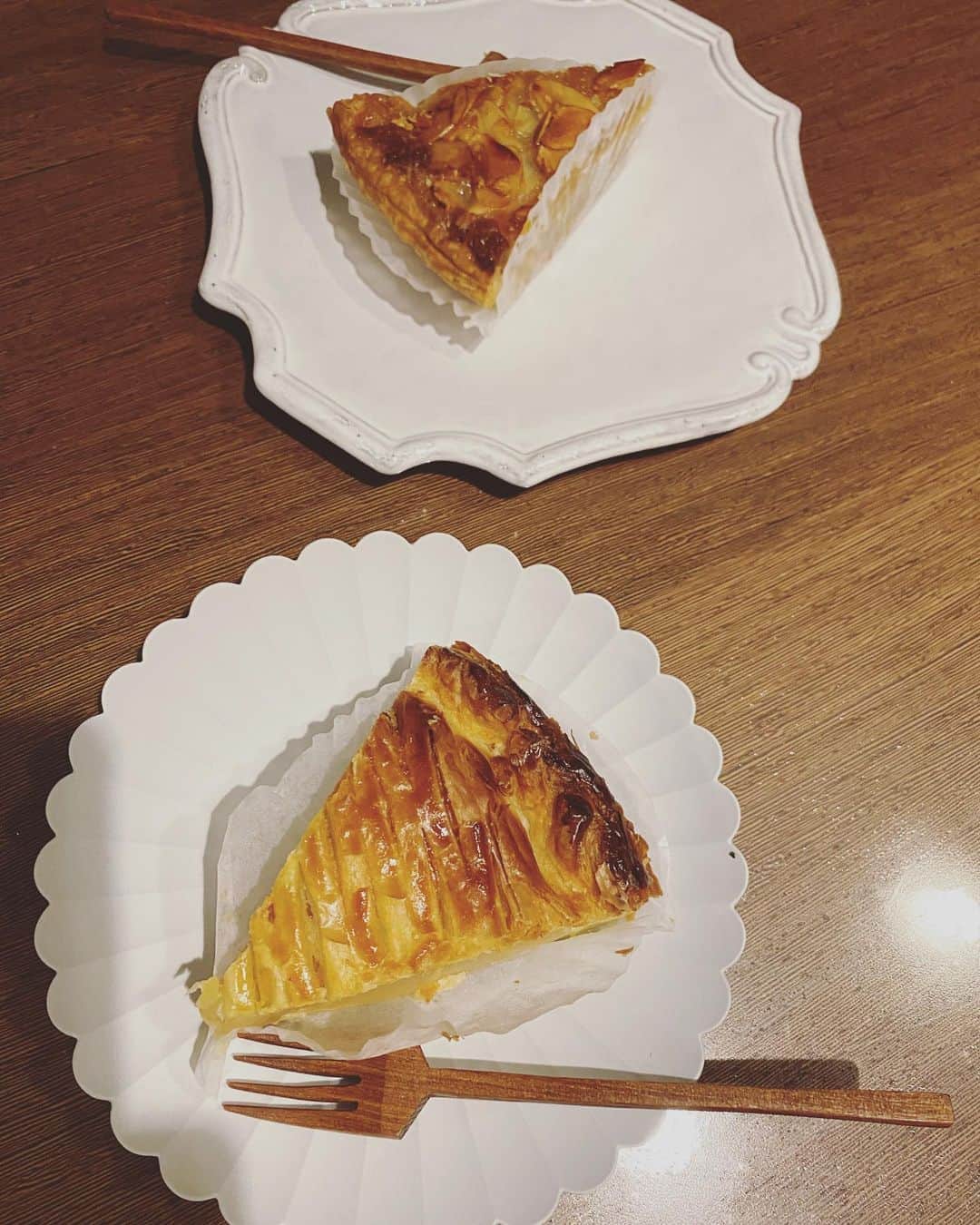 畑野ひろ子のインスタグラム：「今夜のデザート、 @grannysmith_pie のアップルパイ🍎 オーダーした　@ishizawamokkou さんのデザートフォークお気に入り😊」
