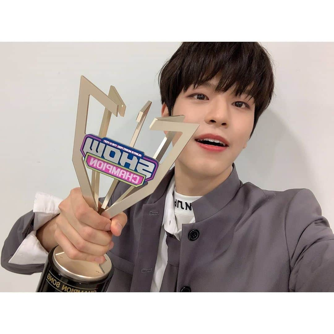 Stray Kidsさんのインスタグラム写真 - (Stray KidsInstagram)「1위라니...1위라니... 정말 스테이에게 무대 보여주는 것 만으로도 행복해하는 저희인데 이렇게 다시 한번 저희한테 선물해줘서 너무너무 고마워요ㅠㅡㅠ 생일에 이어서 오늘도 한번 더 큰 선물 받는 것 같아서 더할 나위 없이 너무너무 행복합니다😭😭😭 저희 위해서 고생해주시는 모든 분들께 다시 한 번 감사드립니다... 저두 기분 좋게 잠자리에 들 것 같구 스테이도 행복하게 자요🌙🌙 트로피 주신 쇼챔피언도 너무너무 감사드립니다!  #승스타그램  #StrayKids #BackDoor #1위했다!!!!! #쇼챔피언」9月23日 21時48分 - realstraykids