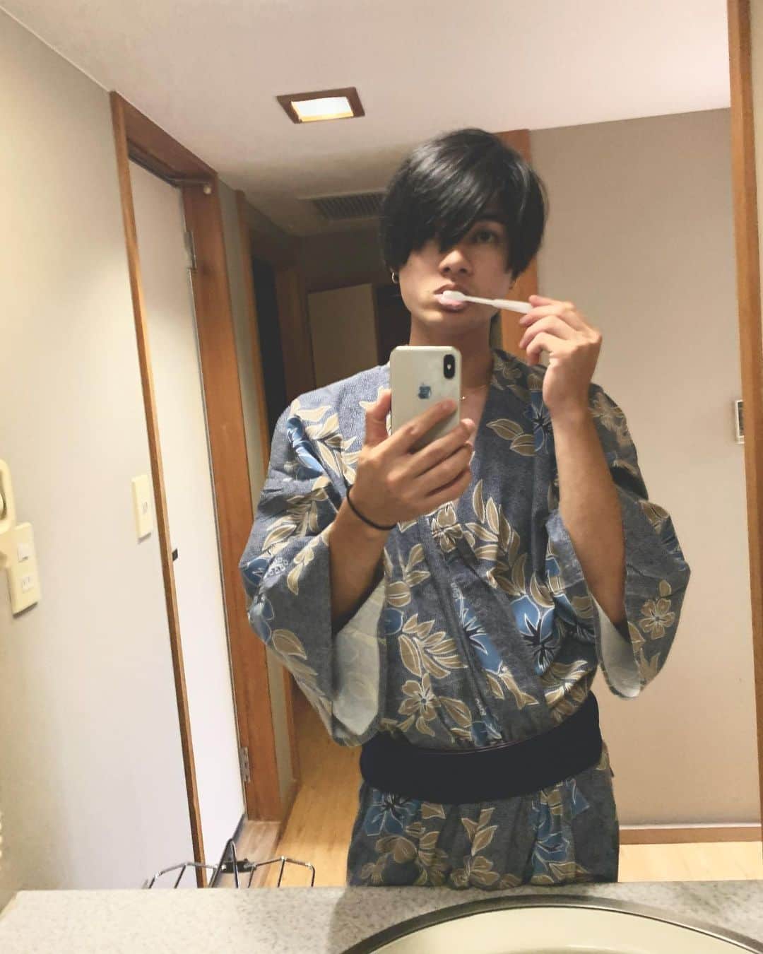 のインスタグラム：「いい夢見ろよ。  ﻿﻿  #右で歯磨く系男子です﻿﻿ #浴衣で寝たら首しまってる系男子です #蒸気でアイマスクでも死にかけてる男子です #そぉです寝相が悪いんです #押忍」