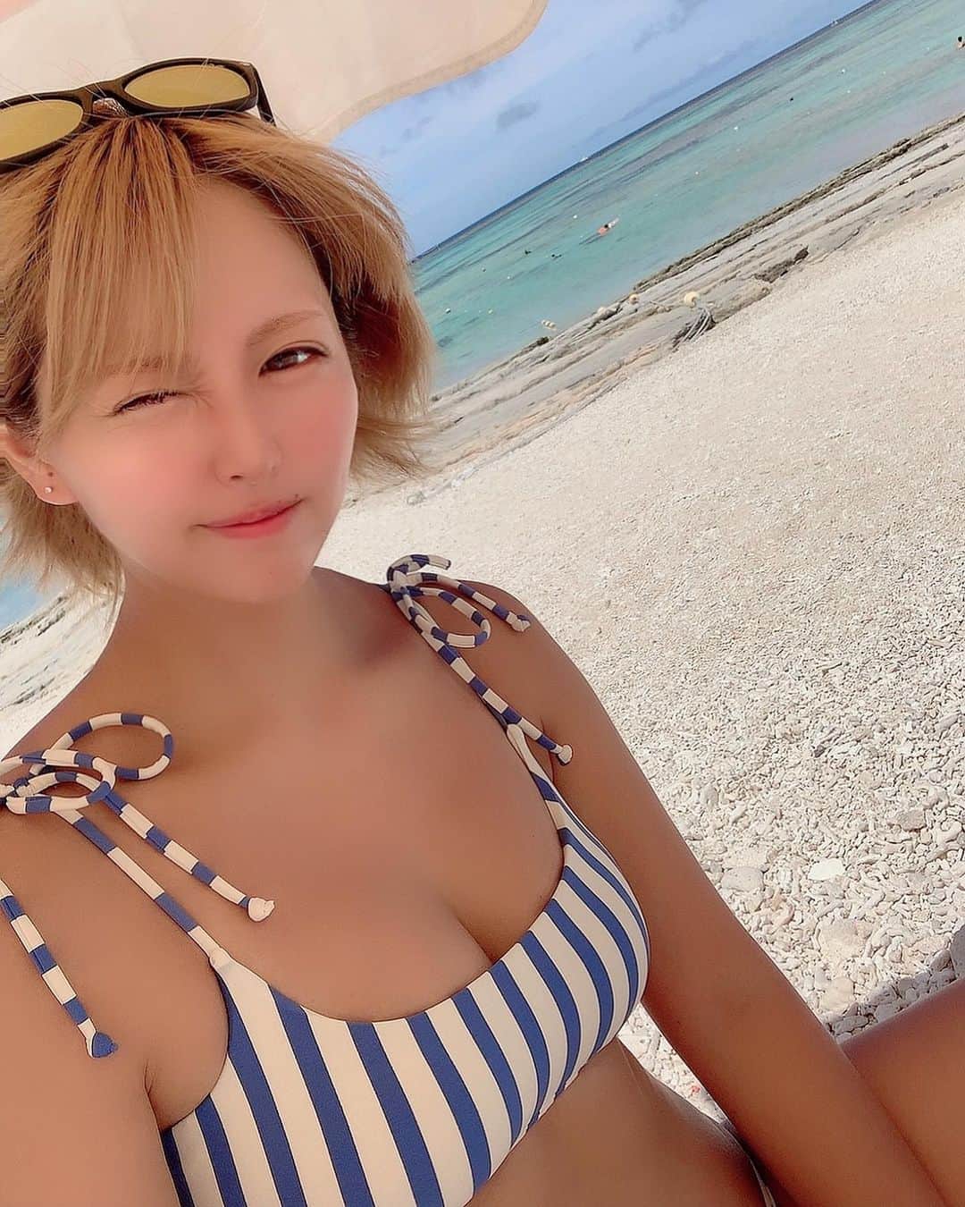 篠崎ゆうきのインスタグラム：「❍❏✰  太陽に弱いので目があかなーい 3年ぶりのナガンヌ島⛅️  #沖縄 #那覇 #ナガンヌ島  #bluesky #billabong  #Ray-Ban #篠崎ゆうき」