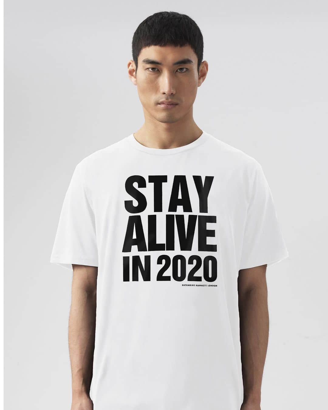 キャサリンハムネットのインスタグラム：「2020 has witnessed extraordinary suffering and devastation. Bushfires in Australia caused misery and loss, billions of locusts threaten the food supply of the some of the world’s poorest communities, and COVID-19 has killed over half a million people, while inflicting pain and hardship on millions more. As one planet, we must get through this. There is so much to live for, and so much good to be done. Stay Alive in 2020.  . . . . . . . . . . . . . . . . . . #stayalive #stayalivein2020 #katharinehamnett #katharinehamnettlondon #covid19 #londonfashionweek #londonfashionweek2020」
