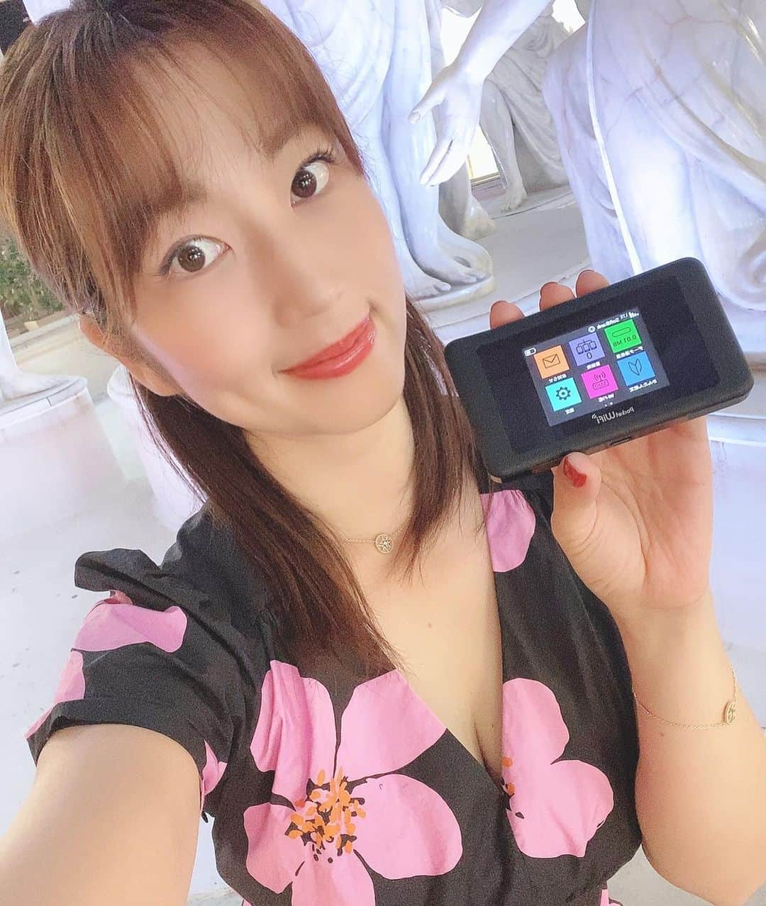 庄司ゆうこさんのインスタグラム写真 - (庄司ゆうこInstagram)「私がずっと使っているポケットWi-Fi @onepiecemobile が、バージョン新しくなりました✨ 前回よりも軽量でコンパクトになったので持ち運び便利❣️ 最近はももちゃんが退屈している時はタブレットでYouTube観させているから常にWi-Fi環境ないと困るので、どこ行くにも持参してます^_^ 車に乗ってる時とかYouTube観てるとホント静かに観てくれてるから助かる🤣 縛りなしWiFiは契約期間の縛りがないので、気軽に使えるWiFiルーターです☆ 契約期間の縛りがないので、もちろん解約する時に違約金などがかかることはありません✨ 普段は固定回線のWiFiを使っているけど、外出先とかでSNSとか動画たくさん見ちゃうと速度制限かかっちゃって悲しいですよね…😭 そんな時に、縛りなしWiFiが一台あるととっても便利❣️ 毎月スマホの速度制限でお悩みの方はぜひ使ってみてください★ ストーリーから飛べるようにしてます✨ https://shibarinashi-wifi.jp/  #wifi #縛りなしWiFi #WiFiルーター #fonjapan #wifirental #ポジティブスターヨガ #ヨガ #yoga」9月23日 21時55分 - yuko.shoji