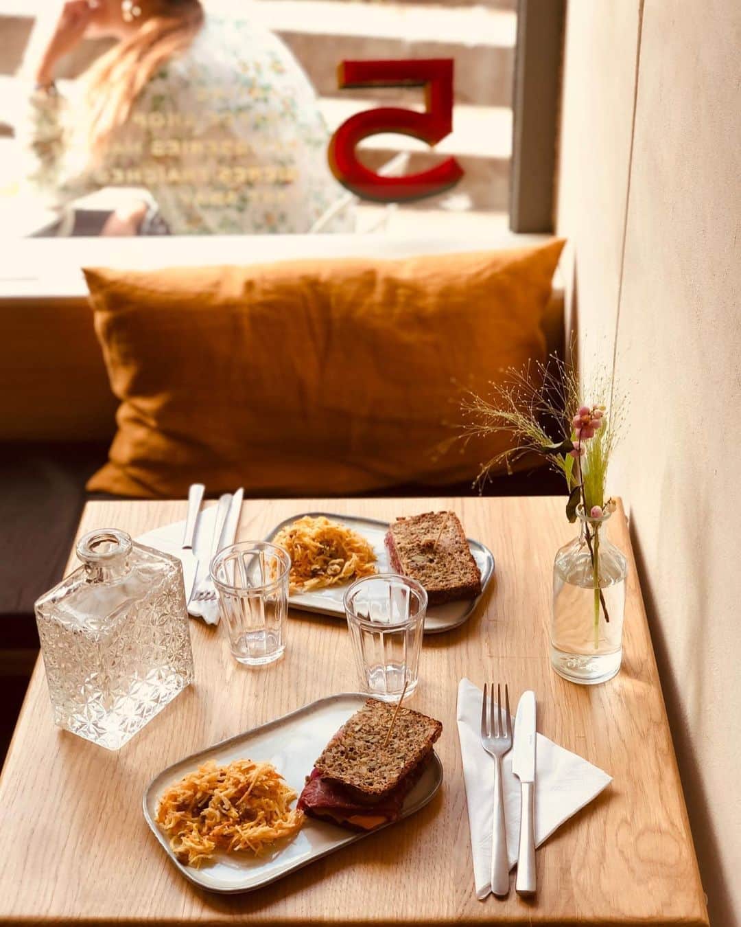 Vogue Parisさんのインスタグラム写真 - (Vogue ParisInstagram)「#VogueAddressBook With a tempting menu and a warm and welcoming interior, @Les.5.Marches has opened just in time for the fall. Making its home in what was one l’Assommoir, the renowned Montmartre address frequented by Yves Saint-Laurent and Neil Armstrong, this brand new café has retained its charm and soul with the original bar and mirror still in place, crowning an interior design by architect Randa Kendal and @bepoles studio. Open from breakfast to dinner, the menu evolves throughout the day from granola with seasonal fruits and homemade brioche through shakshouka and pastrami sandwiches to cheese and charcuterie, washed down with organic wines.  Images by Gaëlle Rapp」9月23日 21時56分 - voguefrance