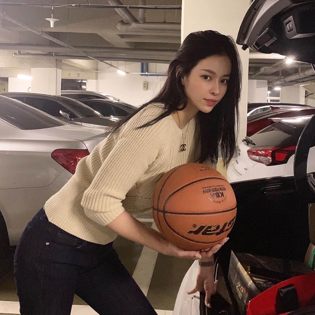クォン・スジョンのインスタグラム：「농구하고싶다아. 내가 한 농구 한다 하는분들 🙋🏻‍♀️!!  #인천전자랜드 #💚 #농구」