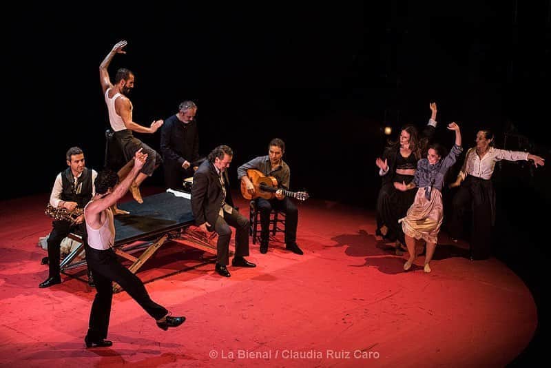 DeFlamenco.comのインスタグラム：「Vencer el pulso Reseña de @saraarguijoes y fotografías de @ruizcarofoto del espectáculo ¡Fandango! de @david_coria_ en la @labienaldeflamenco   En la portada de nuestra web deflamenco.com   https://www.deflamenco.com/revista/resenas-actuaciones/fandango-de-david-coria-vencer-el-pulso.html  #flamenco #deflamenco #baileflamenco #labienal #canteflamenco @david_lagos_aguilar @paulacomitre」