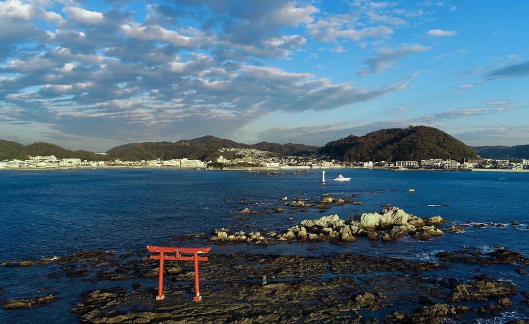 葉山町のインスタグラム：「- 鳥居と灯台 実は結構離れてる  #葉山歩き #hayama #japan #鳥居 #裕次郎灯台 #葉山灯台 #リモートトリップ #過去pic #drone #dogstagram #phantom4 #ドローン #空撮 #ドローンのある生活 いつも眺めてる #鳥居 の気持ちで #葉山 を眺めてみた #今日もおつかれさまでした」