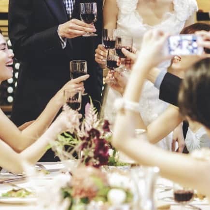 のインスタグラム：「やってよかった素敵な家族婚・少人数婚① 本当に仲のいい友達と家族だけを呼んで、ゲストと距離感の近いウェディング。 披露宴では花嫁の手紙も余興も用意せず、歓談の時間をたっぷりとって、 1人ずつとゆっくり話したり、写真をたくさん撮ってほのぼのした時間を過ごすのも素敵な思い出。  親しい人だけの結婚式は緊張感もなく気分が楽ですね☆   #結婚お役立ち情報﻿ ------------------------------------------ 花嫁様のお役立ち情報をお伝えしていきます❤️﻿ * 疑問に思うことや不安なのことは﻿ * お気軽にご相談くださいね🍀﻿  ▷▷▶︎ @kanazawa.weddingcafe﻿ ------------------------------------------ ﻿ #金沢結婚式#金沢結婚式場#金沢結婚#金沢結婚式実例#金沢結婚式場探し#金沢披露宴#金沢結婚式準備#金沢プレ花嫁#金沢花嫁#金沢市#金沢#金沢カフェ#金沢ランチ#金沢カフェ巡り#おしゃれ花嫁#おしゃれ花嫁さんとつながりたい#withコロナの結婚式#結婚式準備#結婚式」