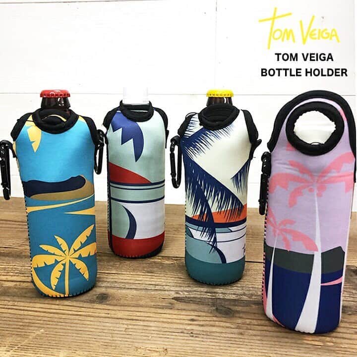 ラレイアのインスタグラム：「🌴 Tom Veiga @tomveiga のアートが映えるダイバー素材のボトルホルダー😚✨ ・ ペットボトルにもマイボトルにも使えちゃう！ カナビラ付きでバッグに付けてもOK🙆‍♀️💕 ・ ・ ・ ---La Leia Precious Life(ラレイア)--- @laleia_official ・ 楽天市場店 https://www.rakuten.co.jp/laleia-p-life/ ・ au PAYマーケット店 https://wowma.jp/user/52666346 ・ ・ ・ #art#hawaii#aloha#surf#beach#laleia#ハワイ#フォトジェニック#インスタ映え#インスタ女子#アロハ#ビーチ#海を感じる雑貨#ラレイア#アート#ビーチガール#サーフスタイル#大人カジュアル#トムヴェイガ #ギフト#プレゼント#楽天スーパーセール #楽天 #tomveiga #ボトルホルダー」