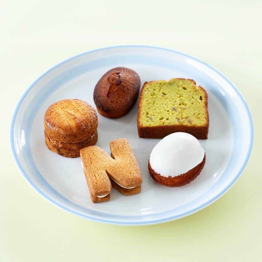 Hanako公式さんのインスタグラム写真 - (Hanako公式Instagram)「正統派フランス菓子に、ちょっぴりアクセント🍪﻿ ﻿ 📌〈Nowhereman〉の焼菓子﻿ 自作の詩を基に、その世界観を洋菓子で表現するクリエイションブランド。ホワイトチョコやバター、ラム酒で作るリッチなバタークリームを塩バニラサブレで挟んだNサンドなど、正統派フランス菓子を軸にした、どこかアートを感じる焼菓子がそろう。右上から時計回りに、ピスタチオ×レモンのパウンド、ライムケーキ、Nサンド、ガレット・ブルトンヌ、フィナンシェ。﻿ ﻿ 【Hanako1188号 しずかな、京都。】﻿ #Hanako #Hanako_magazine #京都カフェ #京都グルメ #coffee #coffeegram #カフェ巡り #京都喫茶 #京都ランチ #カフェ部 #喫茶店 #☕ #喫茶部 #和菓子 #和菓子好き # #おやつの時間 #おうちごはん #お取り寄せ #お取り寄せグルメ #Nowhereman #バターサンド#Nのバターサンド﻿ #Nのサブレ #photoby_kunihirofukumori」9月23日 22時06分 - hanako_magazine