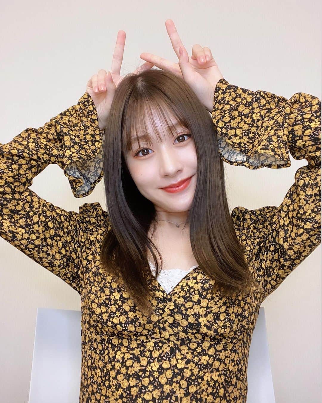 加藤美南のインスタグラム：「オンラインおしゃべり会 ありがとうございました💫 このお洋服ワンピースなんだけど形がめちゃくちゃ綺麗🌻」