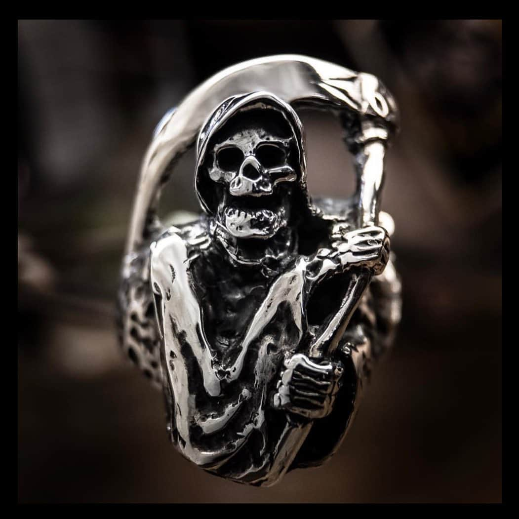 クレイジーピッグさんのインスタグラム写真 - (クレイジーピッグInstagram)「The Reaper Ring 💀 15% OFF everything online still active for a limited time #grim #reaper #Halloween #scythe #skeleton #death #heavymetal #rocknroll #gothic」9月23日 22時13分 - crazypigdesignslondon