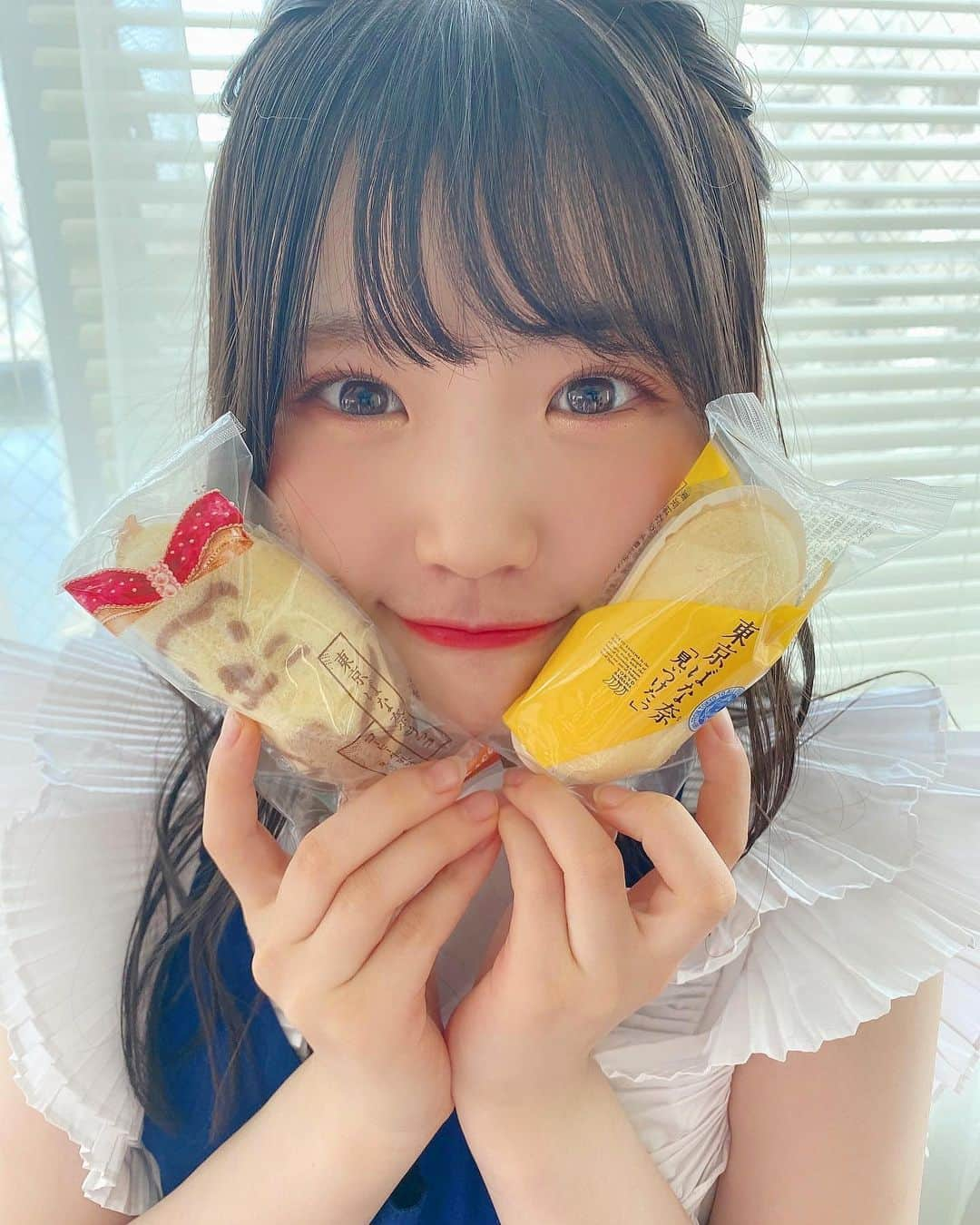 出口結菜さんのインスタグラム写真 - (出口結菜Instagram)「《🗼#東京　#差し入れ》﻿ ﻿  🍌東京ばな奈﻿ ﻿ ﻿ ﻿ 今週の9月26日に発売される﻿ 《NMB48のお料理大好き部たけだバーベキュー先生と　Let'sおうちごはんBOOK》📕﻿ の撮影の時に﻿ ﻿ 差し入れで、東京バナナをいただきましたっ🥺💗﻿ ﻿ ﻿ ﻿ 東京バナナ大好きで、、、﻿ ﻿ でもお土産とかでしか食べたことなかったから、﻿ すごく嬉しかった✨﻿ ﻿ 　﻿ ﻿ ﻿ 外のスポンジはふわふわふんわりで、めっちゃ軽い⭐️﻿ ﻿ でも中のクリームはねっとりでめっちゃ濃厚❕❕❕﻿ ﻿ ﻿ ﻿ ﻿ 東京バナナのおかげで胃袋が幸せになったまま撮影できた26日に発売の料理本📕‼️‼️﻿ ﻿ ﻿ ﻿ 1人1人のピンページがあったり、﻿ ﻿ めっちゃレシピがわかりやすく、そして可愛く載ってあります✨✨✨✨✨﻿ ﻿ ﻿ ﻿ 男女問わず、たくさんの年代の方に手にとっていただきたいなぁ⭐️﻿ ﻿ オフショットいっぱいあるからまと公開しますっ﻿ ﻿ _____________________________________________________﻿ ﻿ ❤️エネルギー:100kcal﻿ 💗たんぱく質:1.0g﻿ 💛脂質:2.9g﻿ 💚炭水化物:18.2g﻿ _____________________________________________________﻿ ﻿ #nmb48お料理大好き部 #料理本 #アイドル #9月26日 #発売 #📕  #東京ばな奈 #差し入れ #バナナ #🍌 #関東 #東京グルメ #甘いもの #甘いもの大好き #甘党 #甘党女子 #ハーフアップ #料理 #料理初心者 #料理上手になりたい  #instagood #instalike #instafood #food #食べ物記録 #食べ物 #グルメ #エプロン  #ラビグルメ」9月23日 22時13分 - yui_laby0622