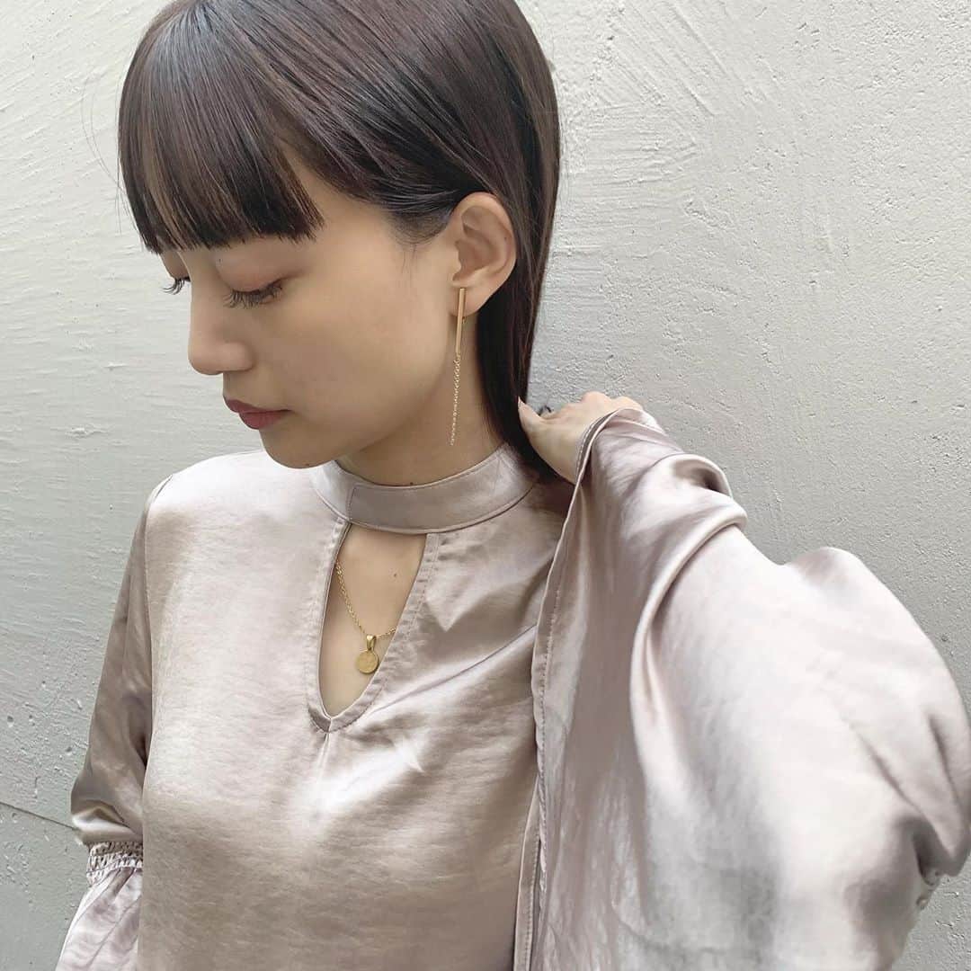 佐藤里緒菜のインスタグラム：「_﻿ 久しぶりに揺れるアクセをつけた〰︎﻿ @roomx601  ﻿ @garland_eyelash で﻿ 睫毛ふさふさにしてもらったので、﻿ マスク盛れという状態です🌝」