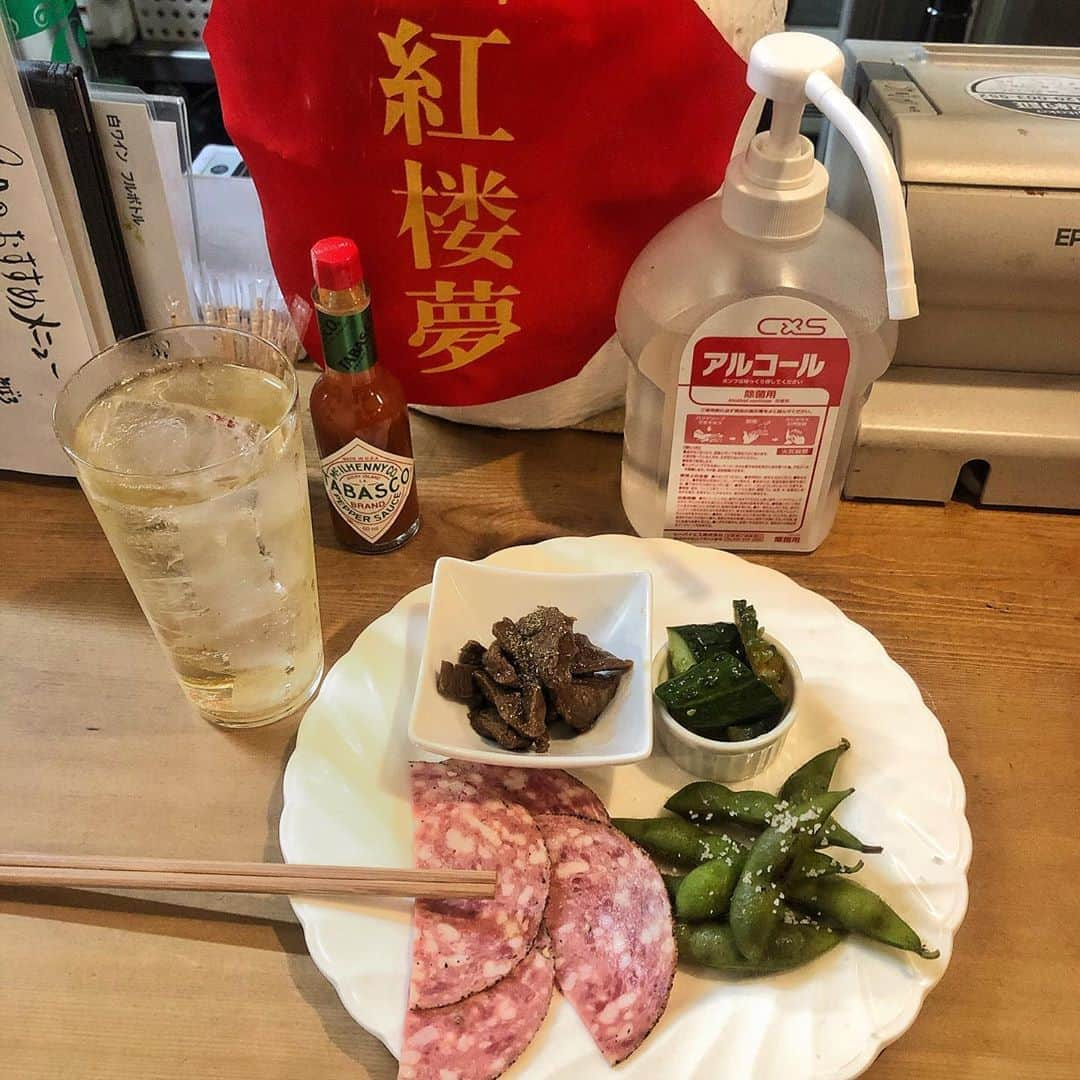 直樹 加藤さんのインスタグラム写真 - (直樹 加藤Instagram)「.. 本日３軒目、烏丸御池、正確には押小路車屋町のじじばば木馬亭さん。  前菜盛り合わせとハイボール。  アルコール消毒液が、コロナな今日この頃。  コロナの扱い、季節インフルエンザの扱いにならないかなぁ。  保健所に感染者数を報告しないといけない状態だと、ニュースに取り上げざるを得ないんだよね。  本日は、XX人の新規感染がありました。←って、季節インフルエンザの方が感染者も重傷者も数遥かに多いし。  メディアに潰されてる気がするなぁ。  今が冬の南半球は、コロナのおかげで、清潔を維持するマインドが確立され季節インフルエンザの罹患者が激減してるそう。  これから冬を迎える日本でも、季節インフルエンザの罹患者、きっと少なくなるだろうなぁ。  さて、リド飲食街に移りますか。  #大文字屋加藤酒店 #西七条 #梅小路 #烏丸御池 #じじばば木馬亭 #押小路車屋町」9月23日 22時14分 - daimonjiyakatonaoki