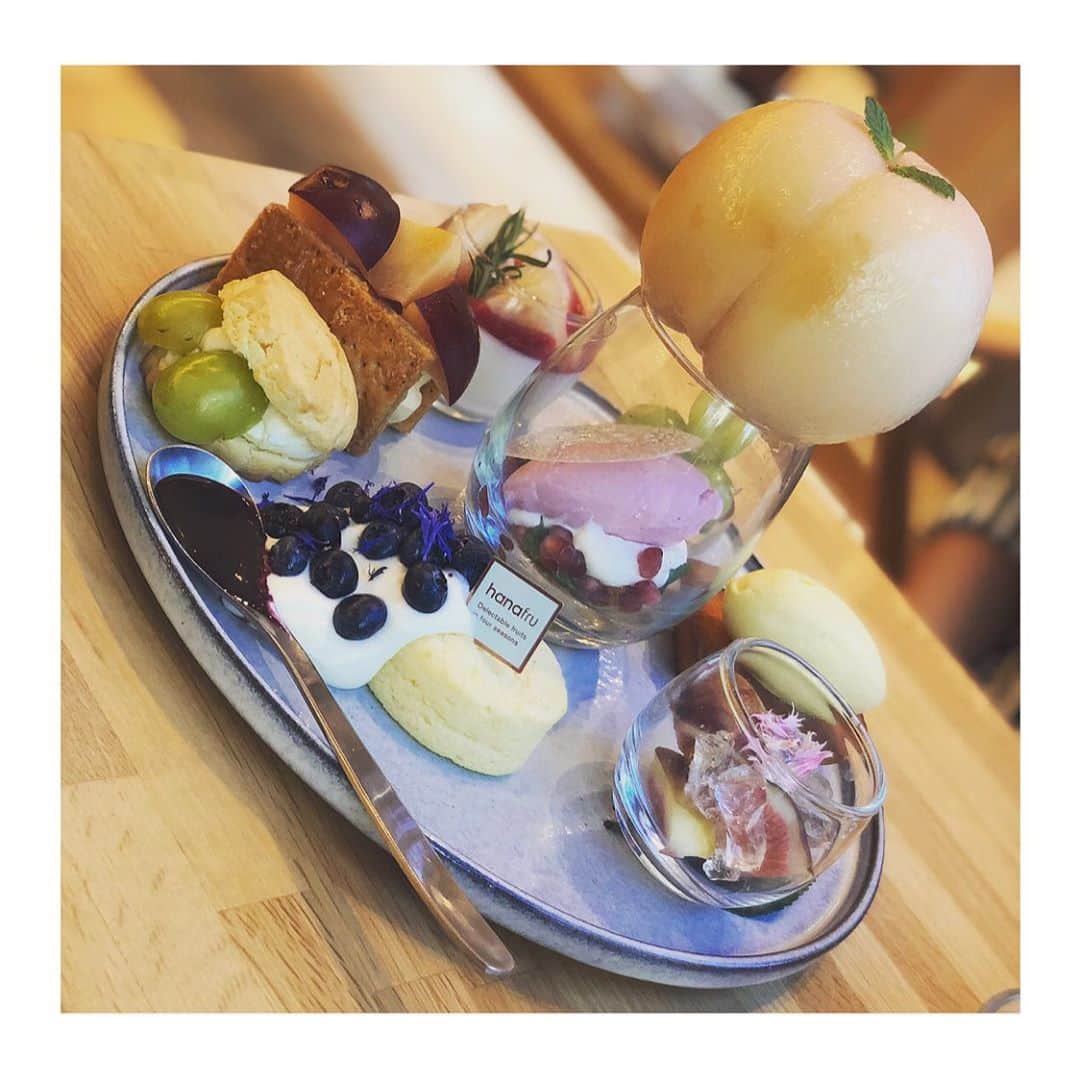 のインスタグラム：「. ずっと行ってみたかった @fruit.hanafru 行ってきた🥰 桃めっちゃ美味しかったなぁ🍑 . #大阪カフェ #カフェ巡り #カフェ部 #カフェスタグラム #スイーツ #デザート #cafe #osakacafe #cafestagram #🍨 #💓」