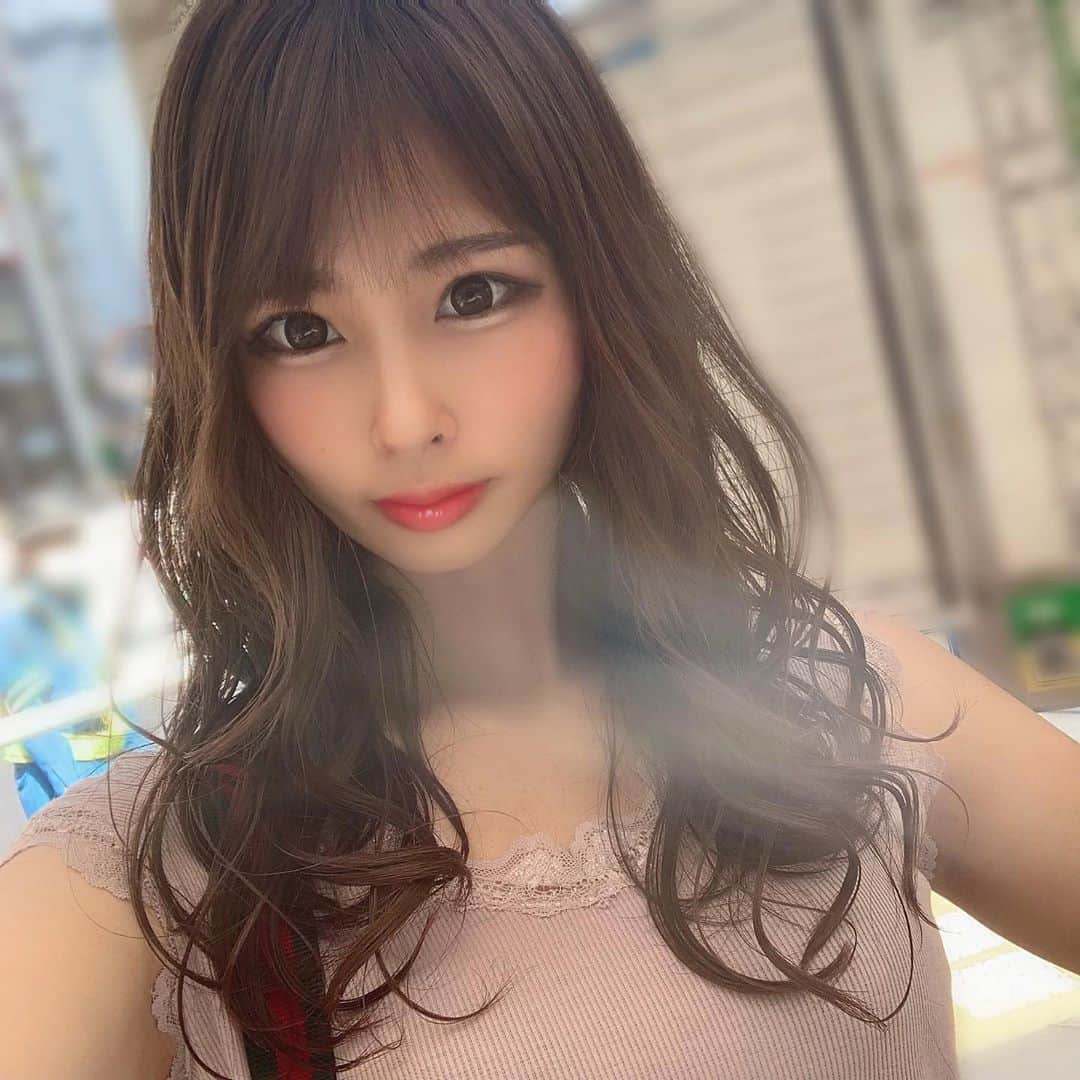 のインスタグラム：「ブラウン系💇‍♀️朝から撮影前に髪の毛巻いてきて貰った〜サクッと巻いてくれて助かります🙏 リリー渋谷店22時まで営業でカットカラーお得なお値段で優しく丁寧だからみんなチェック〜 👇@ikigamiyuki さんありがとうございます😊😊✨またお願い致します」