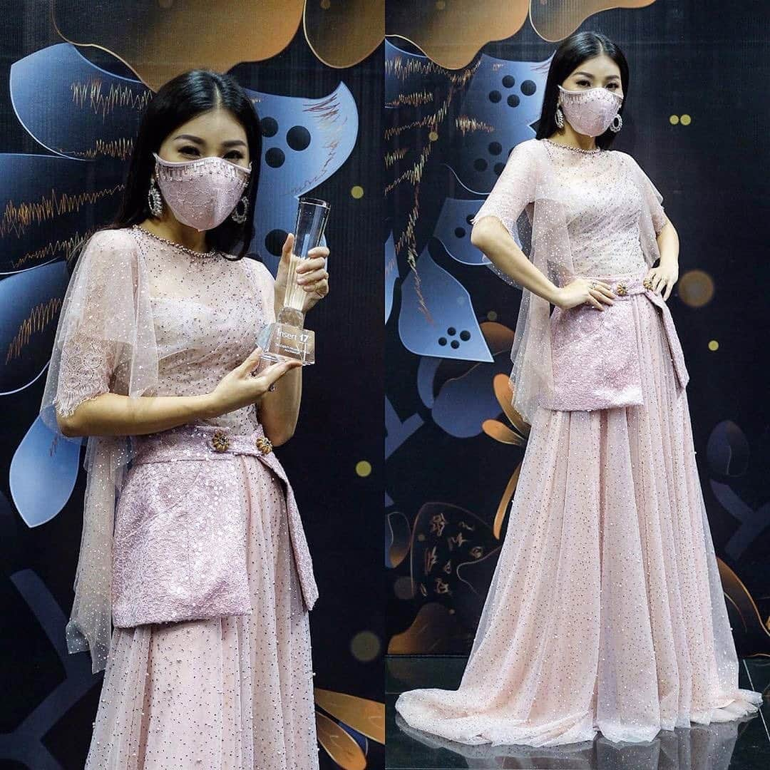 Ivan Gunawanさんのインスタグラム写真 - (Ivan GunawanInstagram)「Posted @withregram • @sarwendah29 Yeay dapet award, thank you buat semua WendAddict yg selalu support aku dan the onsu❤️❤️ #SW #Sarwendah  Dress manjah matching dengan masker pastinya dari kaka kece @ivan_gunawan ❤️❤️」9月23日 22時24分 - ivan_gunawan