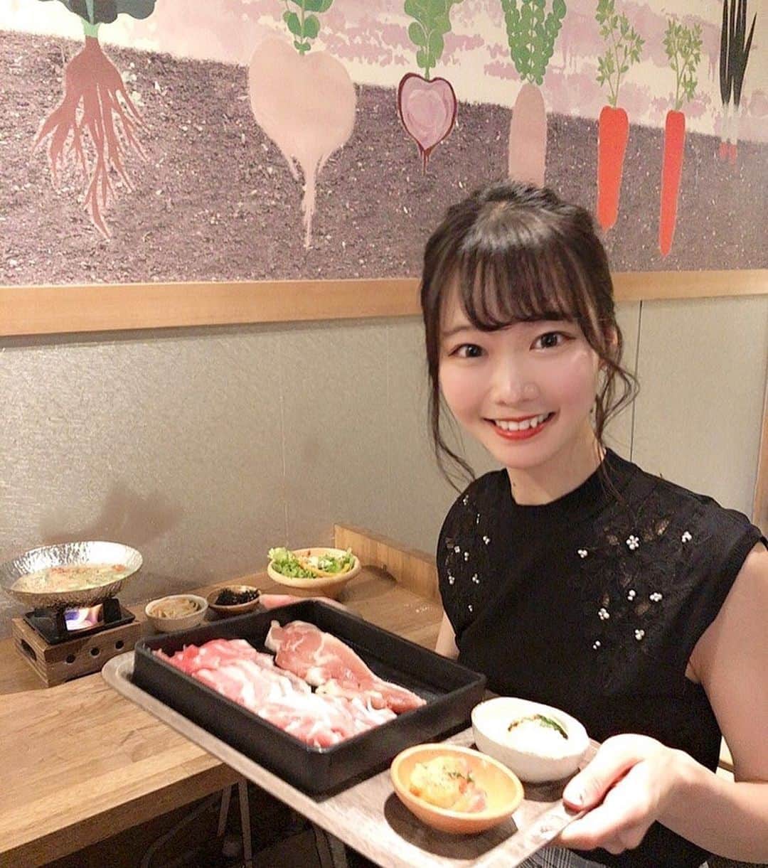 齋藤佳穂のインスタグラム：「『あなたは今日何を食べますか？』  都野菜賀茂さんで9月限定の特別メニューをいただきました！ ほんとに美味しかったのでおすすめです🍆  【『四季の一皿』九月内容】  『松茸入りきのこご飯』 提供日：5日・10日・15日・20日・25日・30日（5の倍数の日） 時間帯：ランチで提供 その他：一日につき二升分、専用の炊飯器に入れて提供。  『サーモンの瞬間燻製カルパッチョ＆炙り松茸の手まり寿司』 提供日：4日・8日・16日・24日 時間帯：ディナーで提供 その他：一人一セット、小鉢にて提供。  #都野菜賀茂 #健康美 #京都 #京都グルメ #京都ランチ #都野菜 #野菜 #料理 #女子会#河原町#河原町ランチ#河原町ディナー」