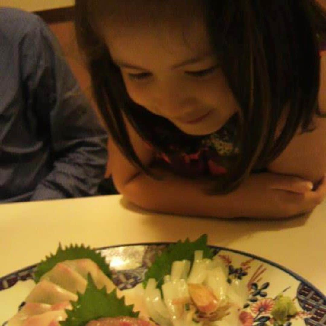 LiLi （矢野り々子）さんのインスタグラム写真 - (LiLi （矢野り々子）Instagram)「お刺身を見つめる5才のわたし I'm 5 years old looking at sashimi.  lili 5yrs old.  #i'mNOTaFunOfSashimi #刺身はあんまり食べない #高い刺身は食べる #それはお母さんにあげない #だけど刺身はなくても生きられる #矢野り々子」9月23日 22時29分 - liliko.y