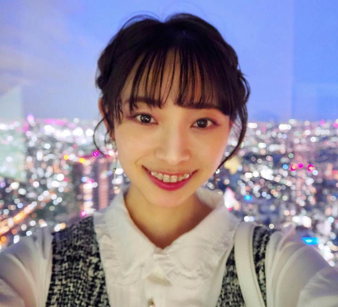 中嶋アンナのインスタグラム：「こんばんは🌠 ・ 私は夜景を観るとなんだかテンションが上がってしまいます！🌃🌟 キラキラしている一つ一つの灯りに様々な生活があって、そこにはどんなストーリーがあるのかなぁ、、と想像する時間が好きです☺️ ・ ・ ・ 本日も #ぽちアン で応援してくださると嬉しいです📣 残り少ない期間も全力で頑張ります✊🏻✨ ・ ・ #日本女子大学#ミスコンテスト#ミスコレ#ミスキャン#ミスキャンパス#大学生#学生#夜景#夜景撮影 #夜景好きな人と繋がりたい #ポトレ#ポートレート撮影 #ポートレートモデル#サロモ#サロンモデル東京 #池袋#サンシャイン展望台#nightview #nightsky #nightphoto#portrait #portrait_shots」