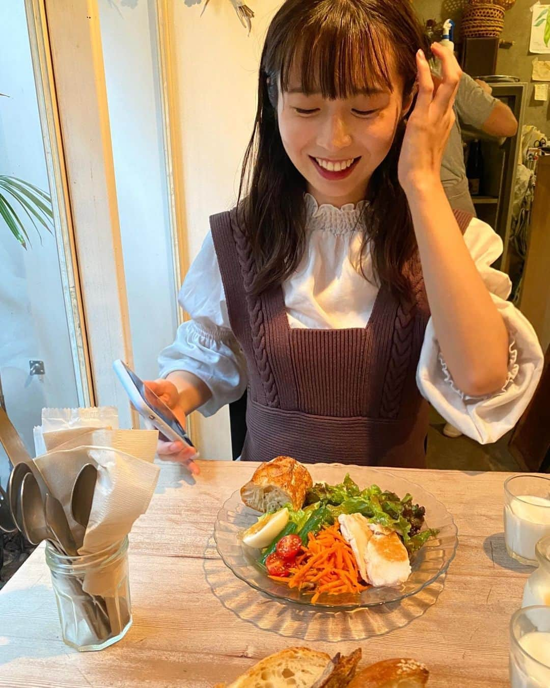 澤田侑里のインスタグラム：「* * カタネカフェ🍞 * サラダもバゲットもオムレツもめっちゃ美味しかった🤤 * 今日も投票お願いします🤍✨ #カタネカフェ #カタネベーカリー #代々木上原カフェ #東京カフェ #パン屋 #東京パン屋 #ランチ #ビスチェ #フリルブラウス #バゲット #お洒落さんと繋がりたい #ミスコン」