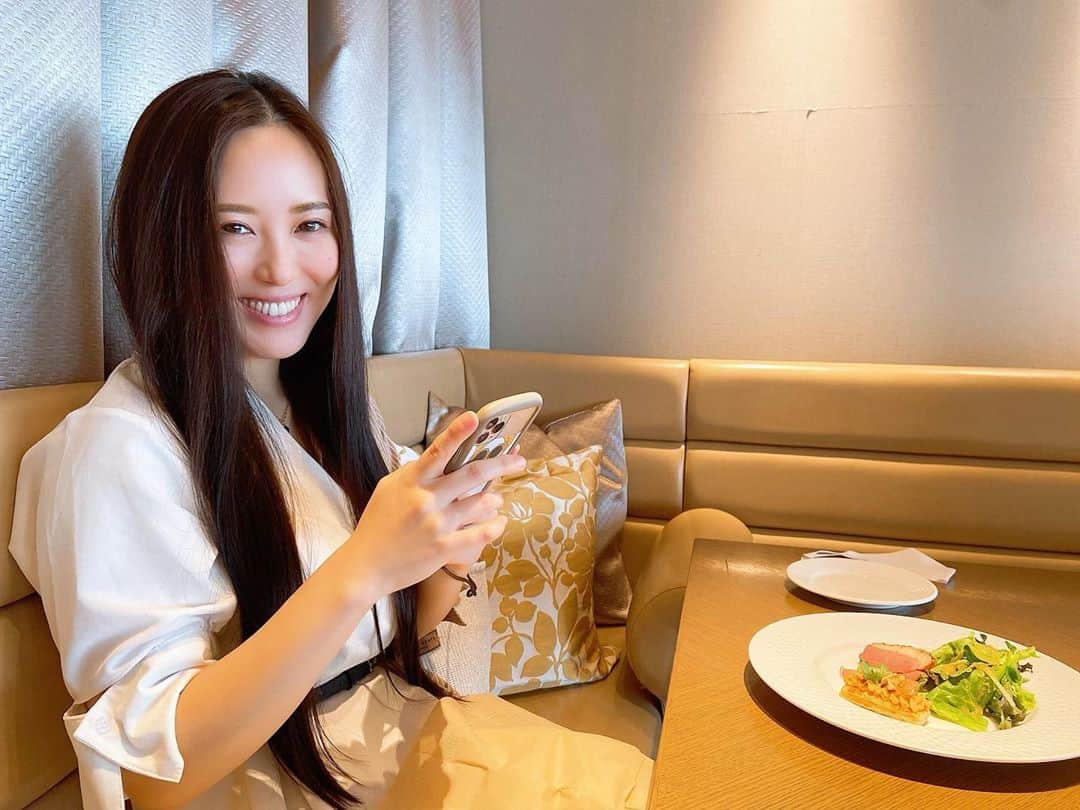 ありさ・あげまんクリエイターのインスタグラム：「美味しそうなものを前にすると顔が緩みます🤤  ごめんね、よりも ありがとう、を 沢山言える人生にしたい😌  幸せの基準は下げておきたいですね☺️  #夜なラブ #中居大輔と本田翼と夜な夜なラブ子さん #3人育児  #3児ママ  #木下有紗 #シングルマザー #美容家 #ヨガインストラクター #セラピスト #あげまん哲学  #あげまん師匠」