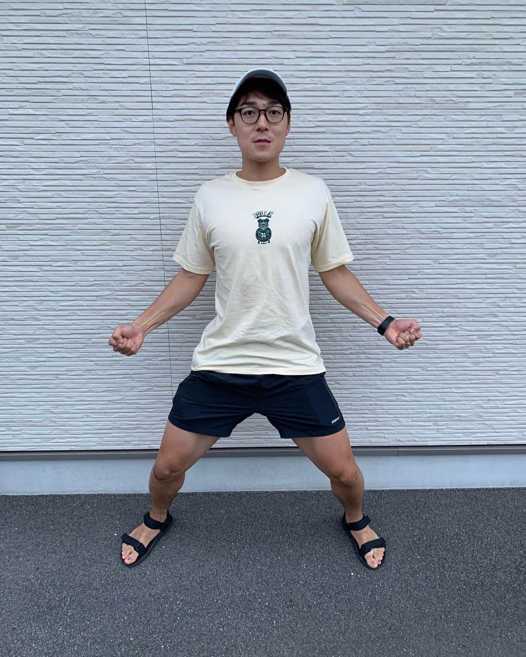 高畠佳介のインスタグラム：「さーて、あと2時間きりました！僕のTシャツ販売も、、、 もう終わります(^^)！ 買っていただいた方ありがとうございます！ 買い忘れた方よろしくお願いします！！笑  @tipoff_tsuru  @ksym_dsnlab  @bataacorn  #ブルドック #オリジナルTシャツ #愛媛オレンジバイキングス」