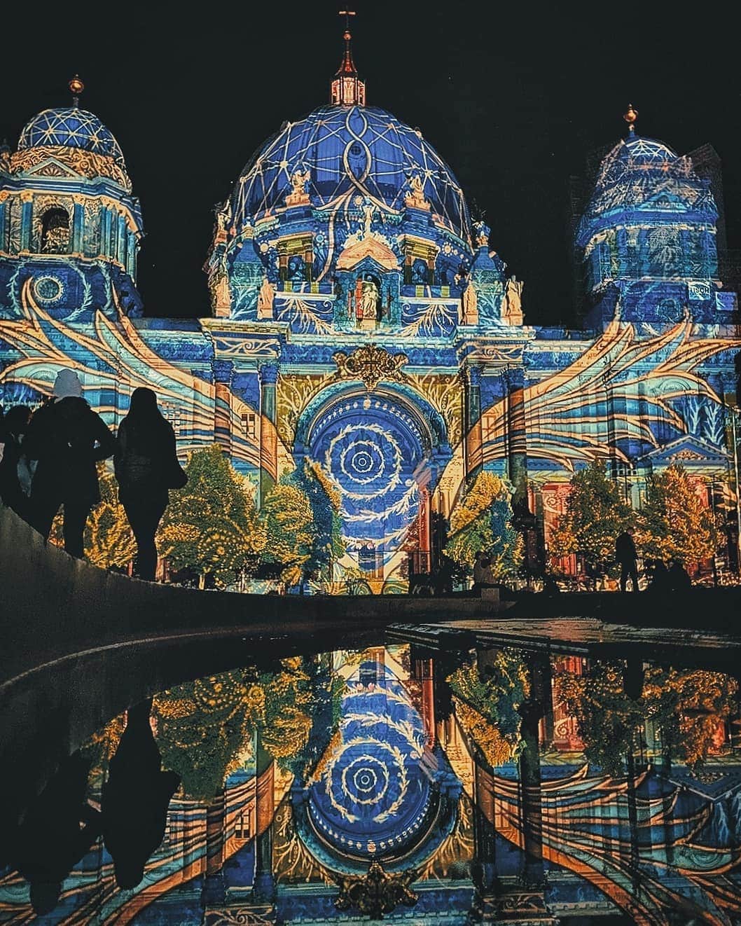 Berlin Tokyoさんのインスタグラム写真 - (Berlin TokyoInstagram)「Let the lights take you to the enchanting world. Here are some of Berlin’s landmarks with the stunning light installations #shotoniphone. . I was shooting this year's Festival of Light with my iPhone. I usually use a tripod for night photography, but I was surprised that I was able to take good quality pictures with handheld. . . . #hellofrom #berlin , #germany  . #shotoniphone11promax @apple」9月23日 22時40分 - tokio_kid