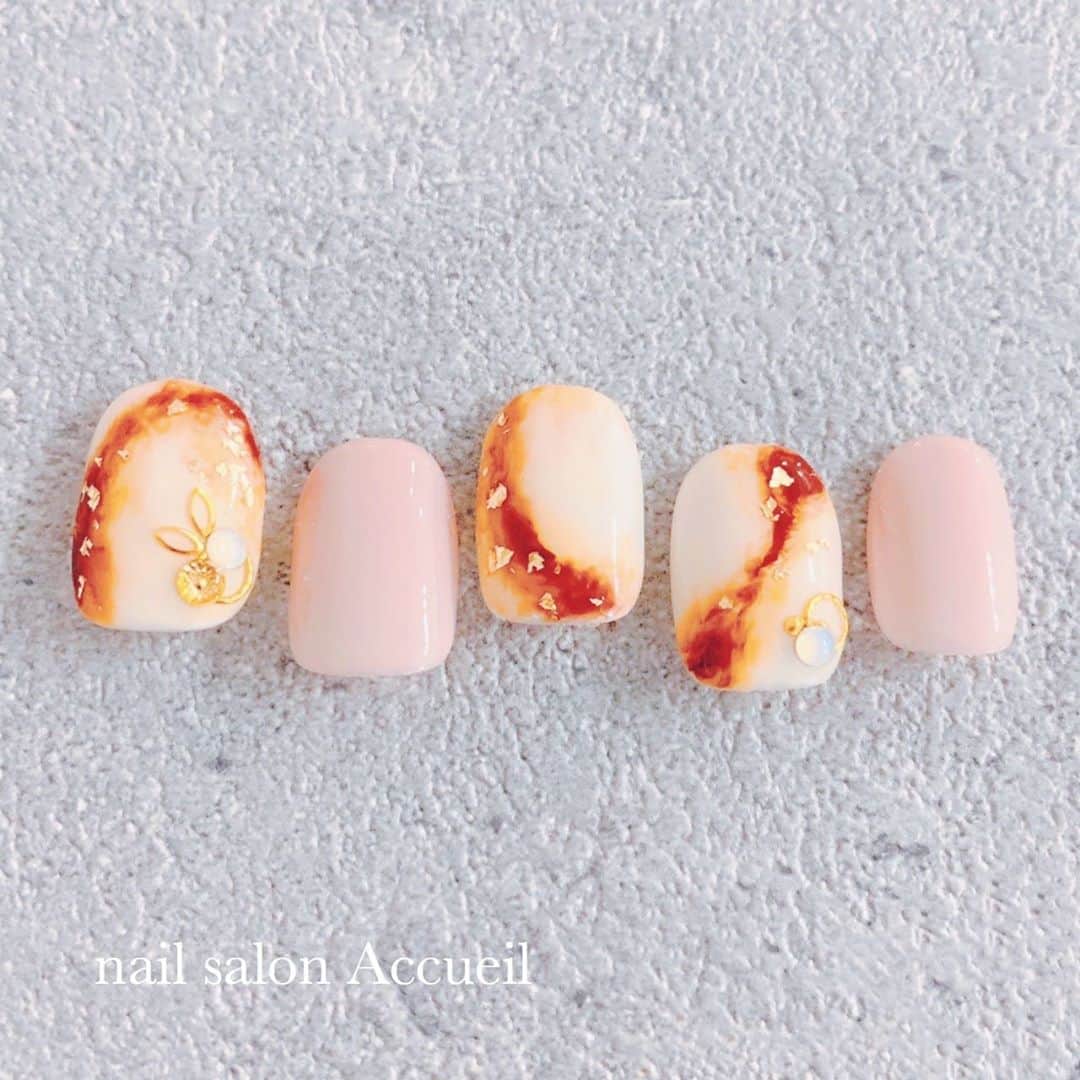 愛内みさのインスタグラム：「カフェラテnail○*❁ ﾟ･* ・ ୨୧┈┈┈┈┈┈┈┈┈┈┈┈  表参道徒歩5分のネイルサロン Accueil unautre ・ ◼︎平日　11:00〜21:00 ◼︎土日祝　11:00〜19:00 ・ ▫︎パラジェル追加料金なし ▫︎ 大人可愛いネイルサンプル700種以上！ ▫︎ カラーは300色以上からお選びいただけます。 ・ ・ ・ ◇平日11:00〜16:00受付のみ、 ネイルモデルさん募集しています❁ 詳細はDMからお問い合わせください⭐︎ モデルデザインは当日にこちらからご用意したサンプルから選んでいただきます☺︎ ・ ・ #オフィスネイル #表参道ネイル #秋ネイル」