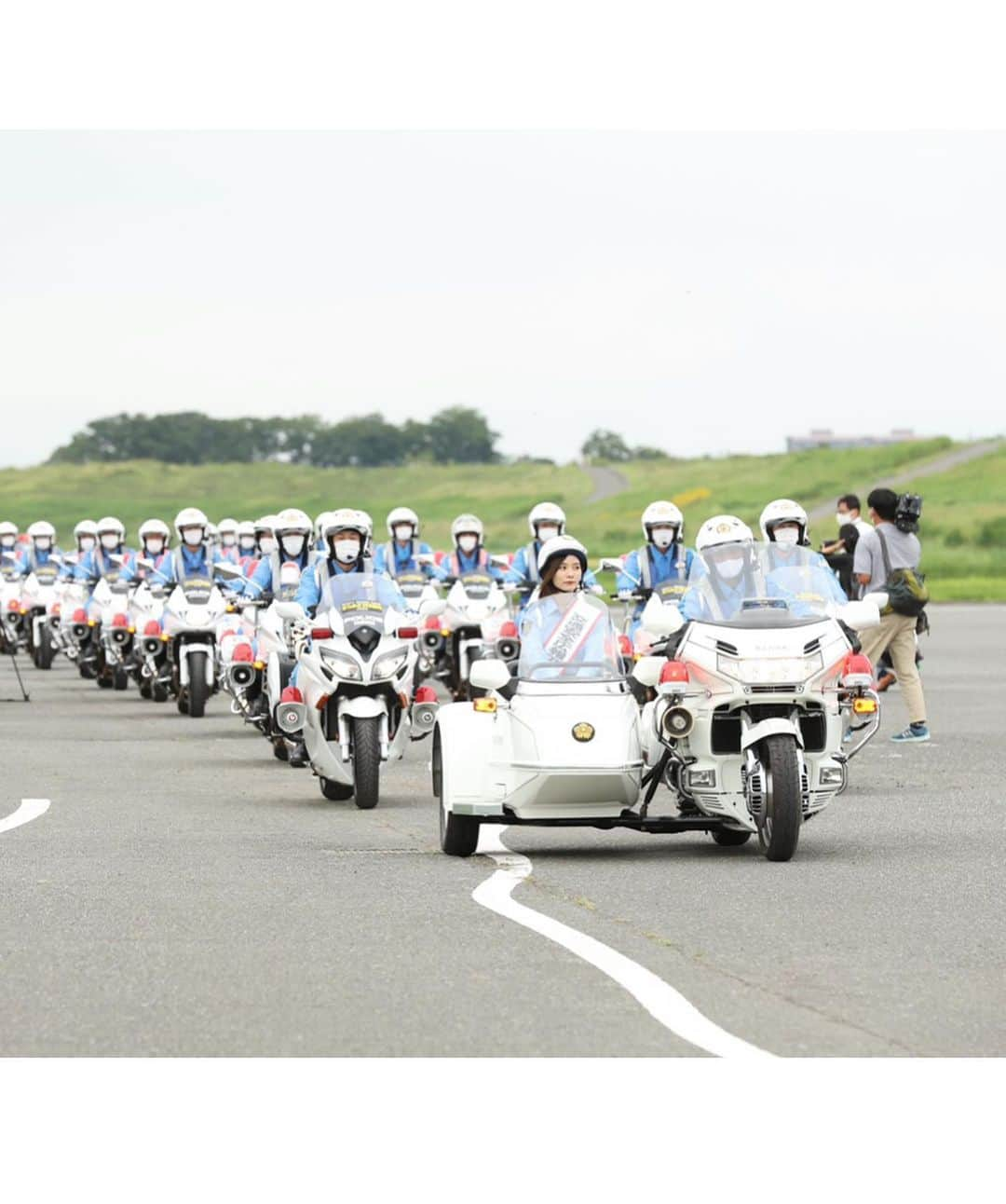 朝日奈央さんのインスタグラム写真 - (朝日奈央Instagram)「埼玉県警の交通安全広報アンバサダーに選んでいただき、先日「秋の全国交通安全運動出発式」に参加しました! 白バイのサイドカーに乗ったり貴重な経験をさせていただきました😌 ポスターのタイトルにもあるように、 みんなで"大切な思いやりゆずりあい"の気持ちを持って 交通ルールを守る事を心がけていけたらなと思います👮🏻‍♂️✨」9月23日 22時52分 - pop_step_asahi