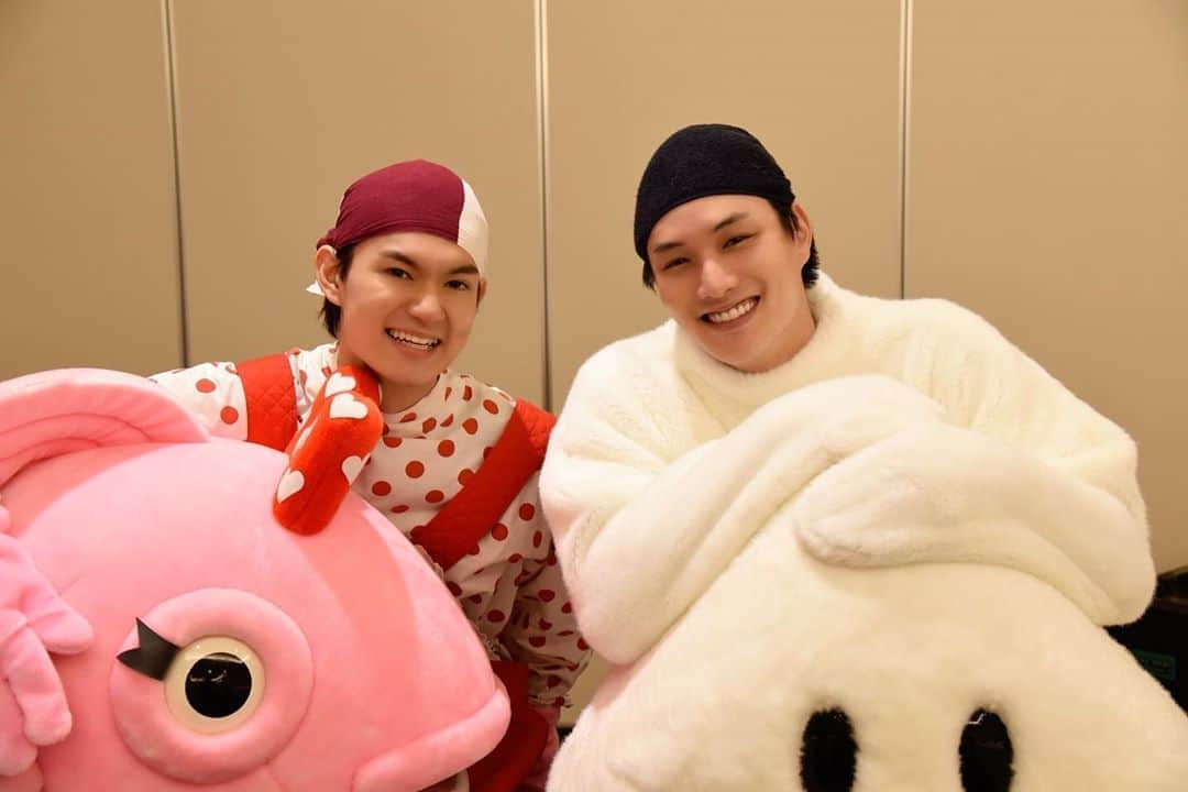 俺たちはあぶなくない（俺あぶ）ドラマ公式のインスタグラム：「‪明日は #俺あぶ 2話放送⚠️‬ ‪MBS 24:59~ tvk 23:00~‬ ‪25:30~見逃し配信スタート‼️‬  ‪謎の格好の高野＆世中で2話オフショットをお届けです！‬ ‪ますます何のドラマかわからない笑‬  ‪#ドラマ特区 #俺たちはあぶなくない ‬ ‪#鈴木伸之 #佐野勇斗‬ ‪Twitterは別バージョン☺︎‬」