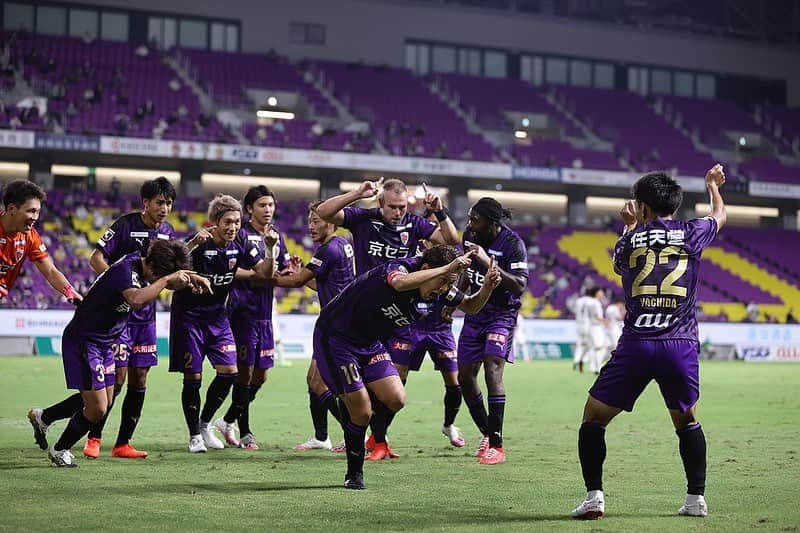 京都サンガF.C.さんのインスタグラム写真 - (京都サンガF.C.Instagram)「. Photo gallery📸  2020明治安田生命J2リーグ第21節 📅9月23日（水）18:33 🏟️サンガS 🆚京都3-2 ⚽️#ピーターウタカ×2 ⚽️#福岡慎平  #魅せようKYOTOの一体感 #sanga #京都サンガ #闘紫 #TEAM京都」9月23日 22時46分 - kyotosanga_official