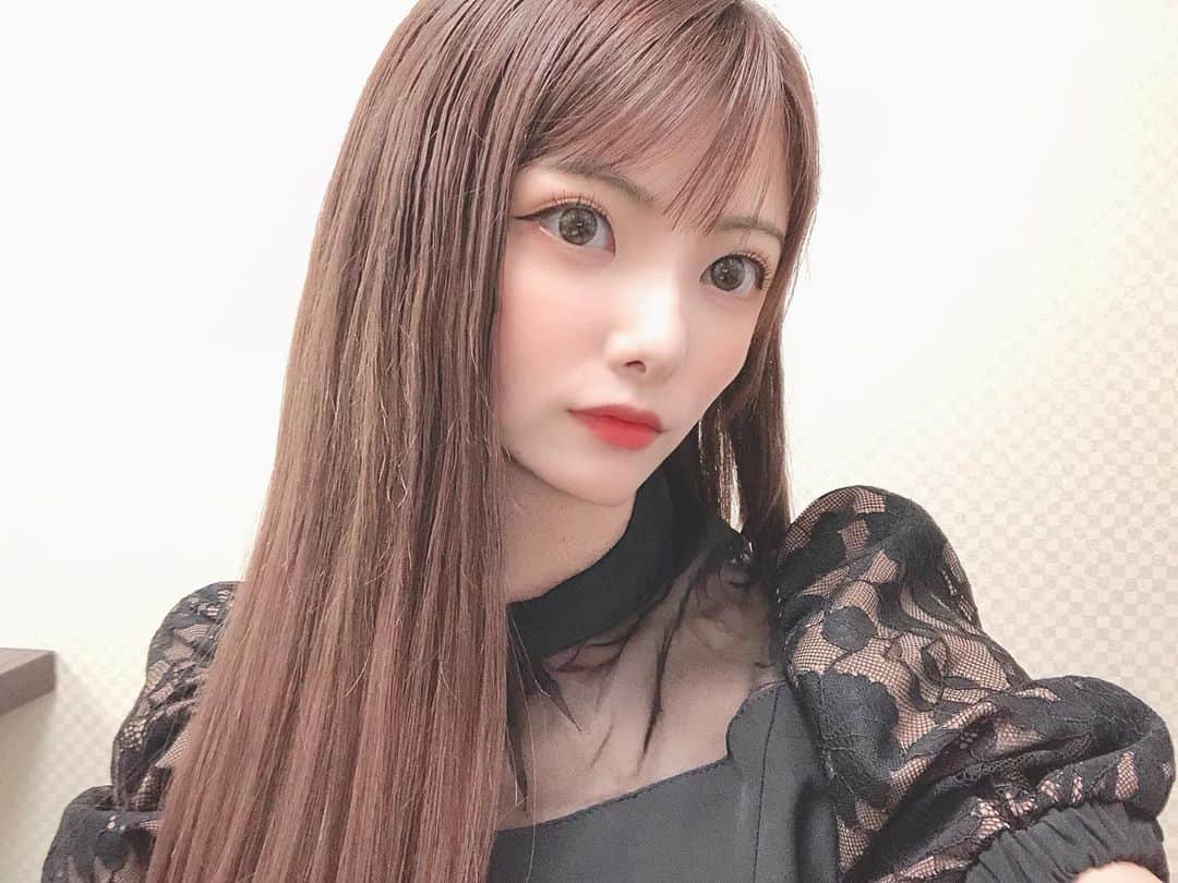 岡田栞奈のインスタグラム：「先日　@logshibuya2 で トリートメントしてきました💇‍♀️  初めてこんなに日が経っても とぅるとぅるなままの トリートメントに出会った🥺✨ ずっと髪の毛触ってたいし エクステもおさまりが良くなって 本当に嬉しい❣️ トリートメントは絶対ここ‼️ けんじさんありがとう〜🤍 #渋谷 #美容室 #ログ渋谷2  #トリートメント #エクステ #ストレートヘア」