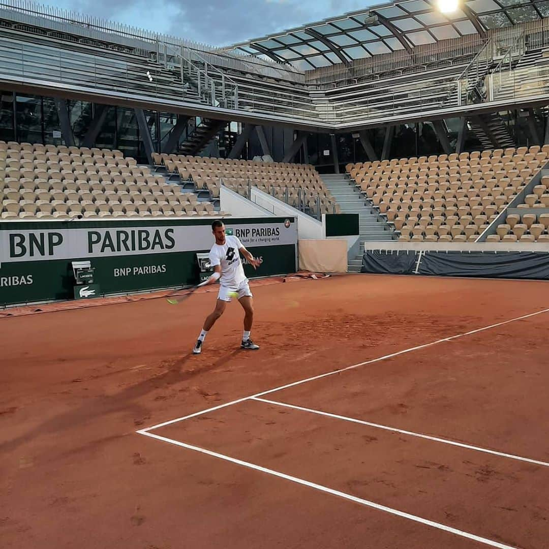 ラスロ・ジェレのインスタグラム：「First hit in Paris yesterday😊  #rolandgarros#rg2020#paris」